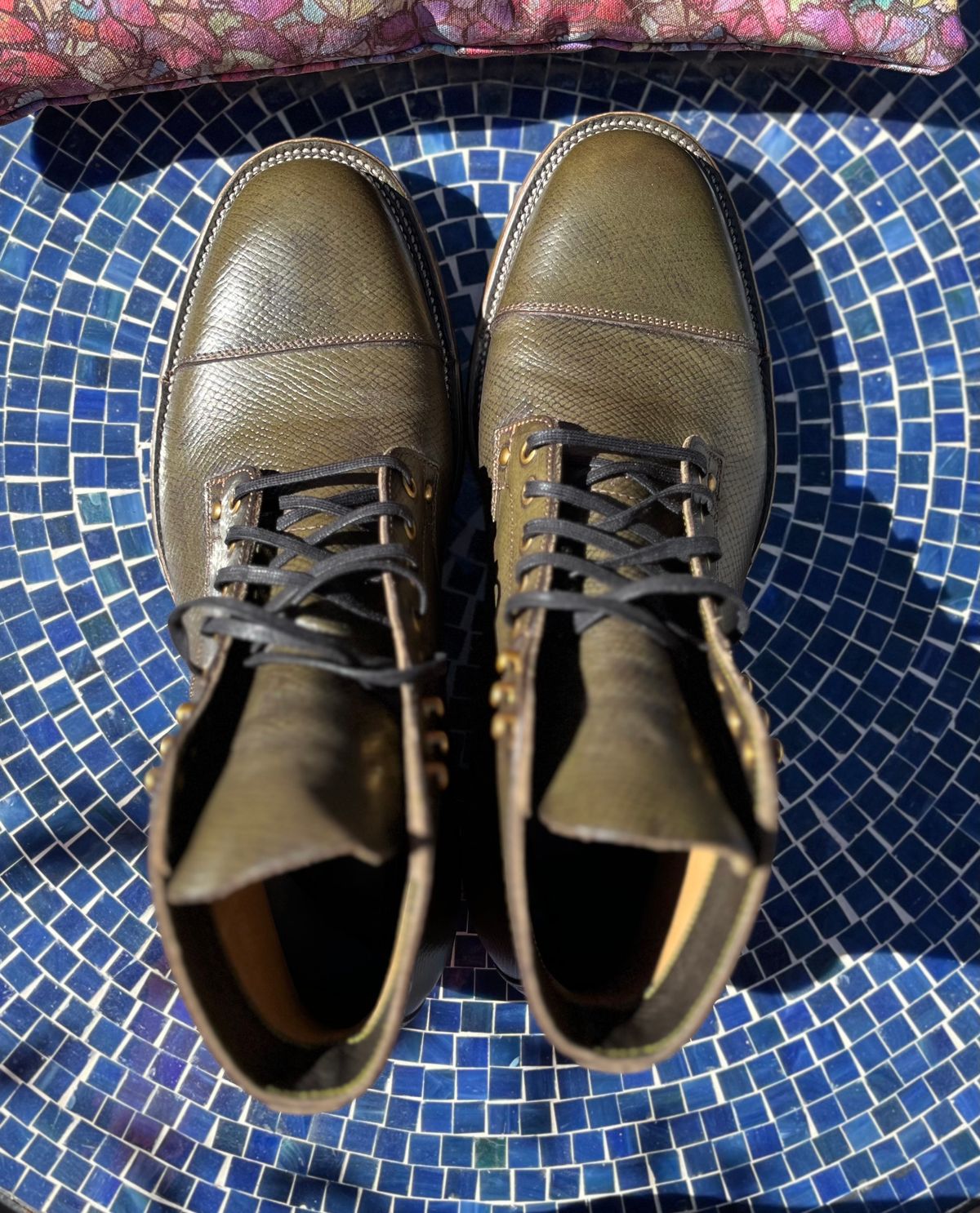 Photo by Repete10.5E on October 7, 2024 of the Iron Boots x Østmo Type 1 in 1786 Russian Reindeer Hide.