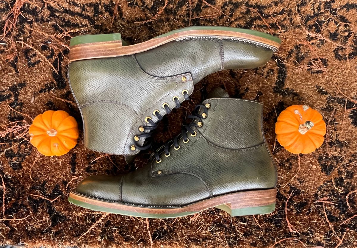 Photo by Repete10.5E on November 5, 2024 of the Iron Boots x Østmo Type 1 in 1786 Russian Reindeer Hide.