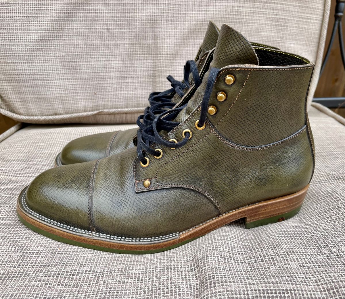 Photo by Repete10.5E on January 4, 2025 of the Iron Boots x Østmo Type 1 in 1786 Russian Reindeer Hide.