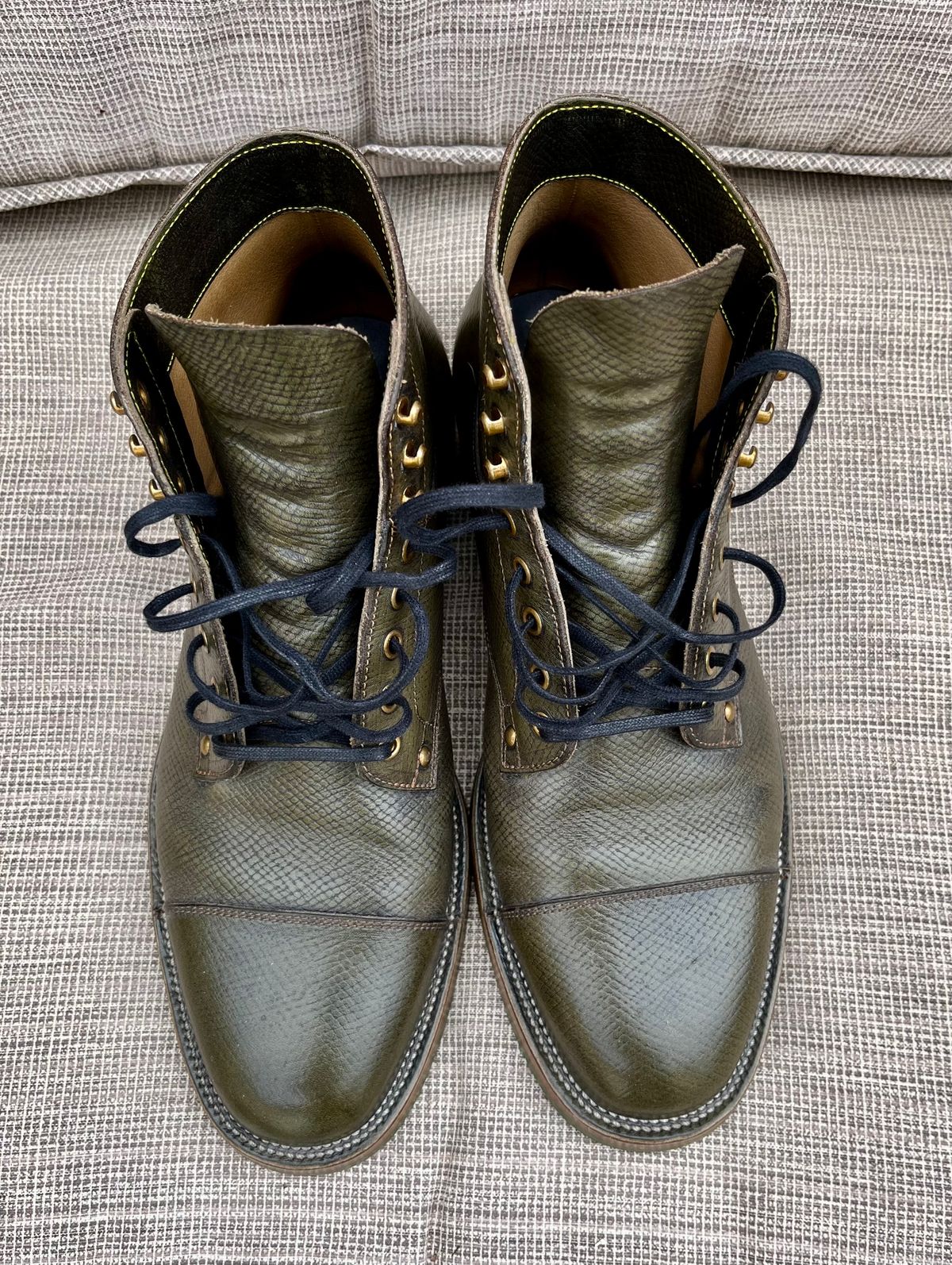 Photo by Repete10.5E on January 4, 2025 of the Iron Boots x Østmo Type 1 in 1786 Russian Reindeer Hide.