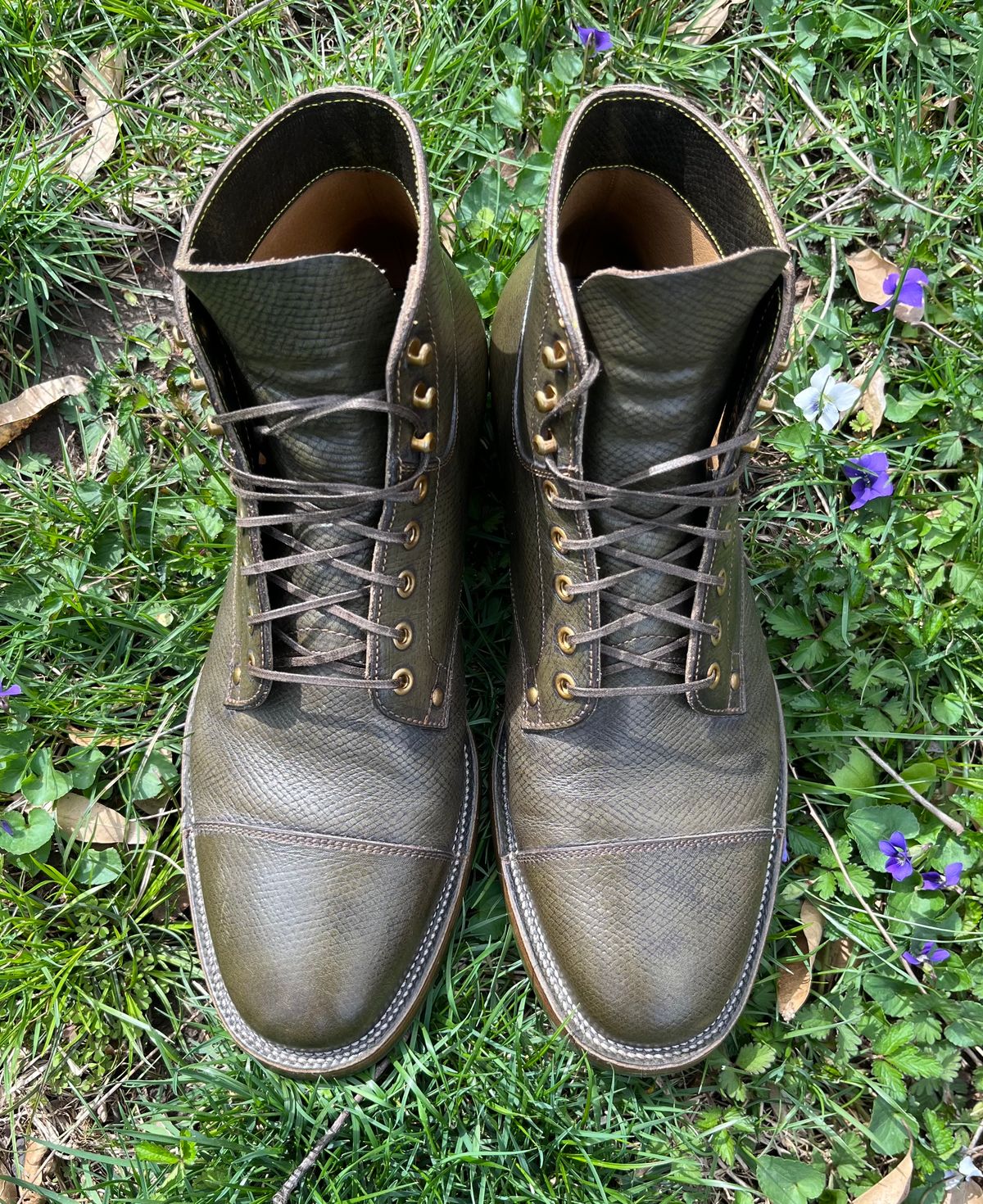 Photo by Repete10.5E on April 2, 2025 of the Iron Boots x Østmo Type 1 in 1786 Russian Reindeer Hide.