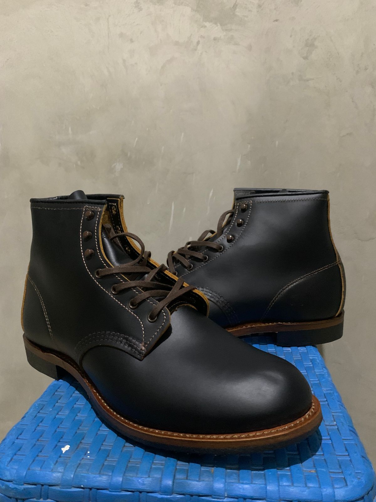 Photo by henrylaurensius33 on October 1, 2025 of the Redwing 9060 Type 1 Service Boot in S.B. Foot Black Klondike.
