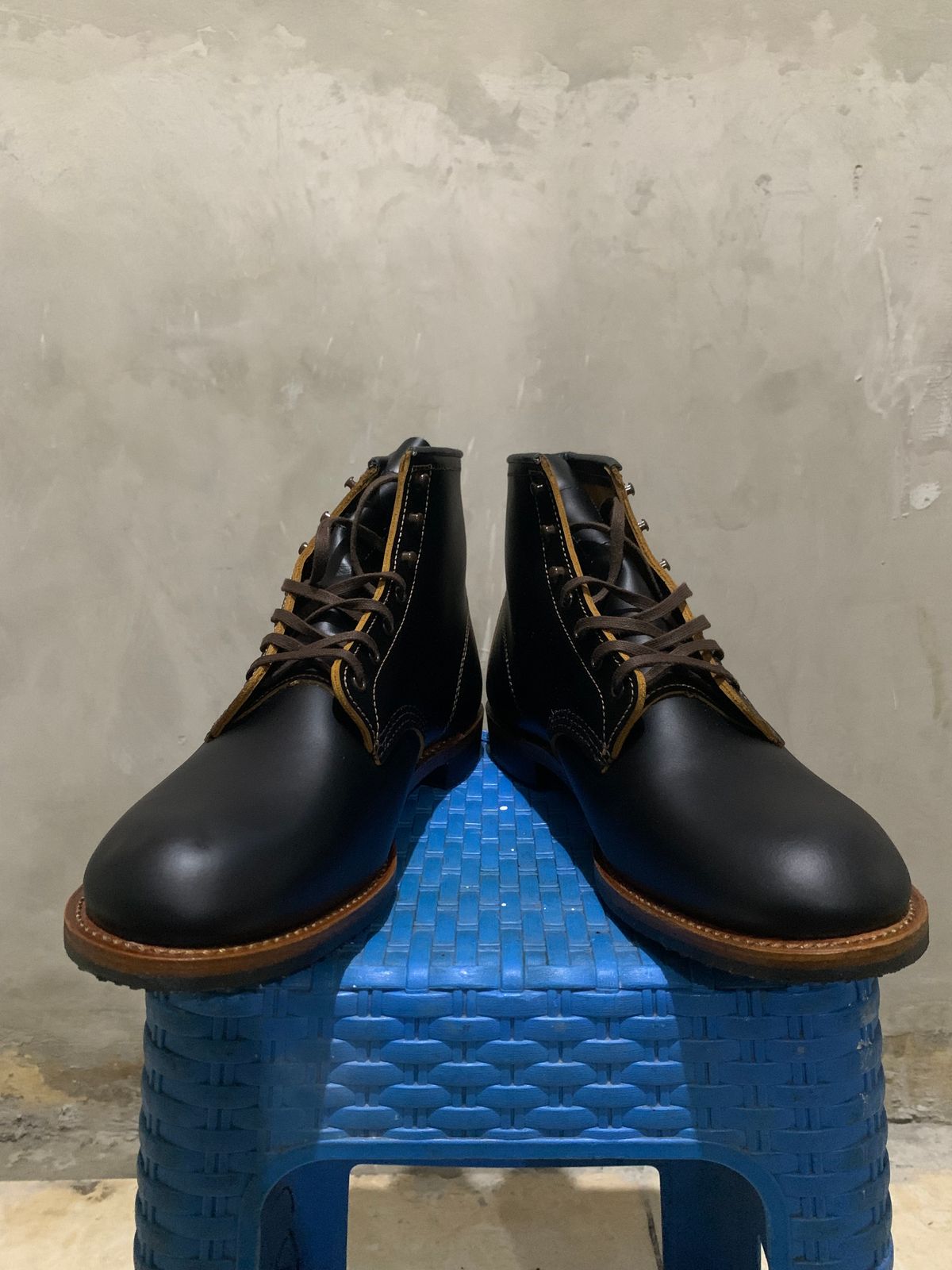 Photo by henrylaurensius33 on October 1, 2025 of the Redwing 9060 Type 1 Service Boot in S.B. Foot Black Klondike.
