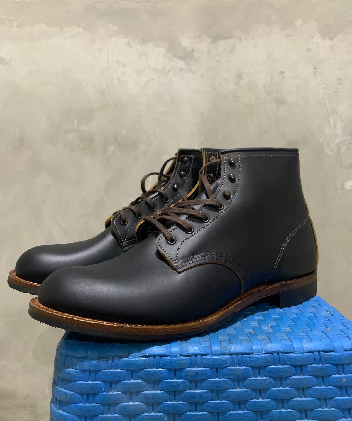 Photo by henrylaurensius33 on October 1, 2025 of the Redwing 9060 Type 1 Service Boot in S.B. Foot Black Klondike.