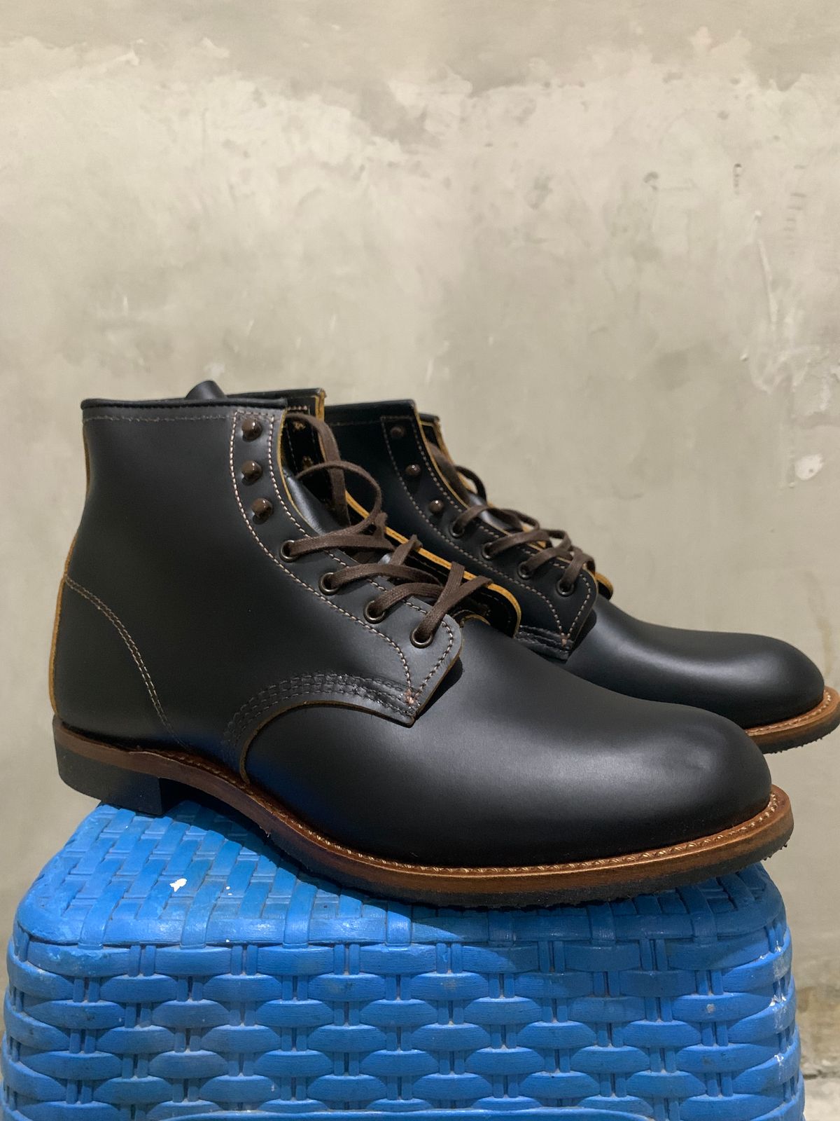 Photo by henrylaurensius33 on October 1, 2025 of the Redwing 9060 Type 1 Service Boot in S.B. Foot Black Klondike.