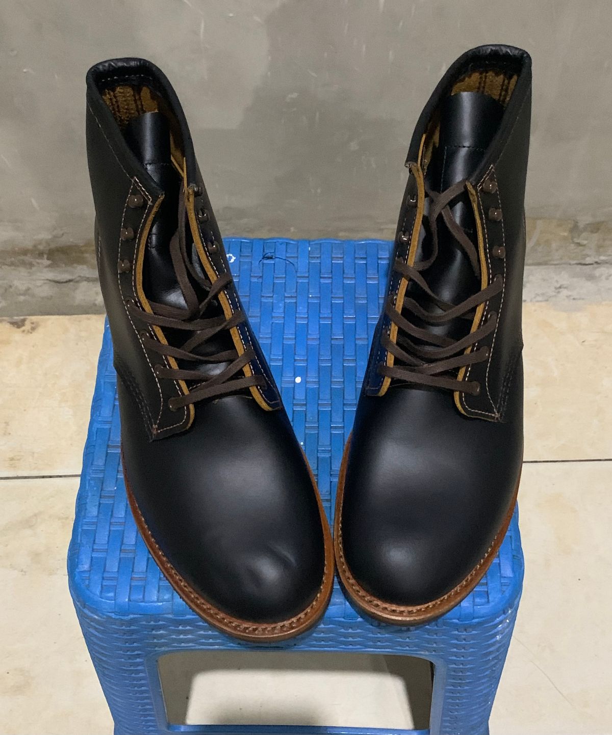 Photo by henrylaurensius33 on October 1, 2025 of the Redwing 9060 Type 1 Service Boot in S.B. Foot Black Klondike.