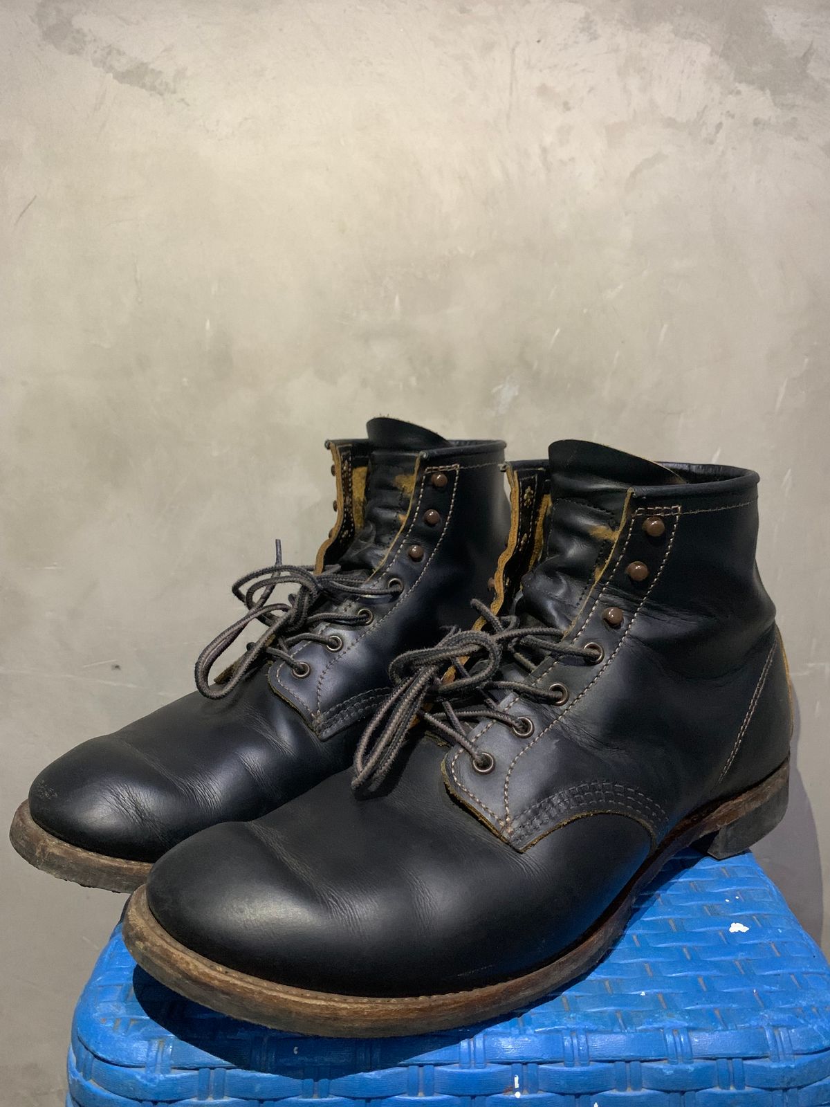 Photo by henrylaurensius33 on November 1, 2025 of the Redwing 9060 Type 1 Service Boot in S.B. Foot Black Klondike.