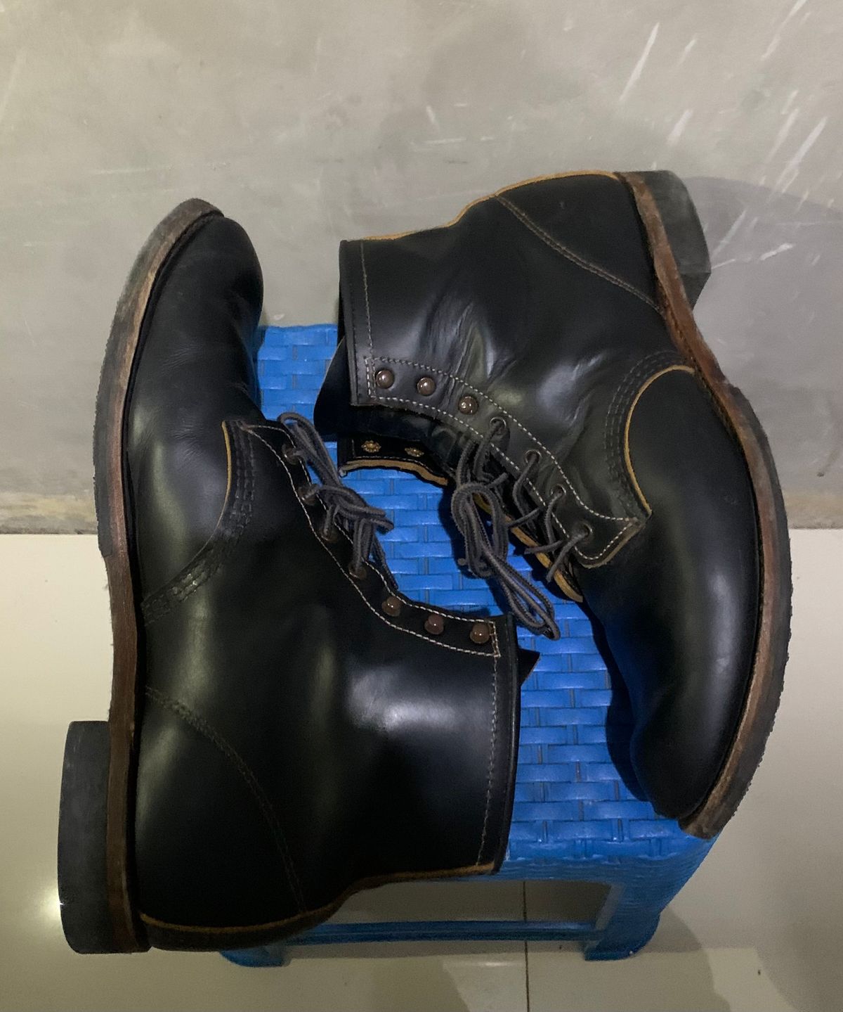 Photo by henrylaurensius33 on November 1, 2025 of the Redwing 9060 Type 1 Service Boot in S.B. Foot Black Klondike.