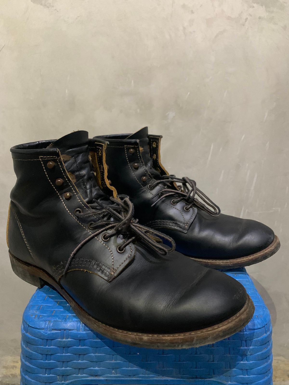 Photo by henrylaurensius33 on November 1, 2025 of the Redwing 9060 Type 1 Service Boot in S.B. Foot Black Klondike.