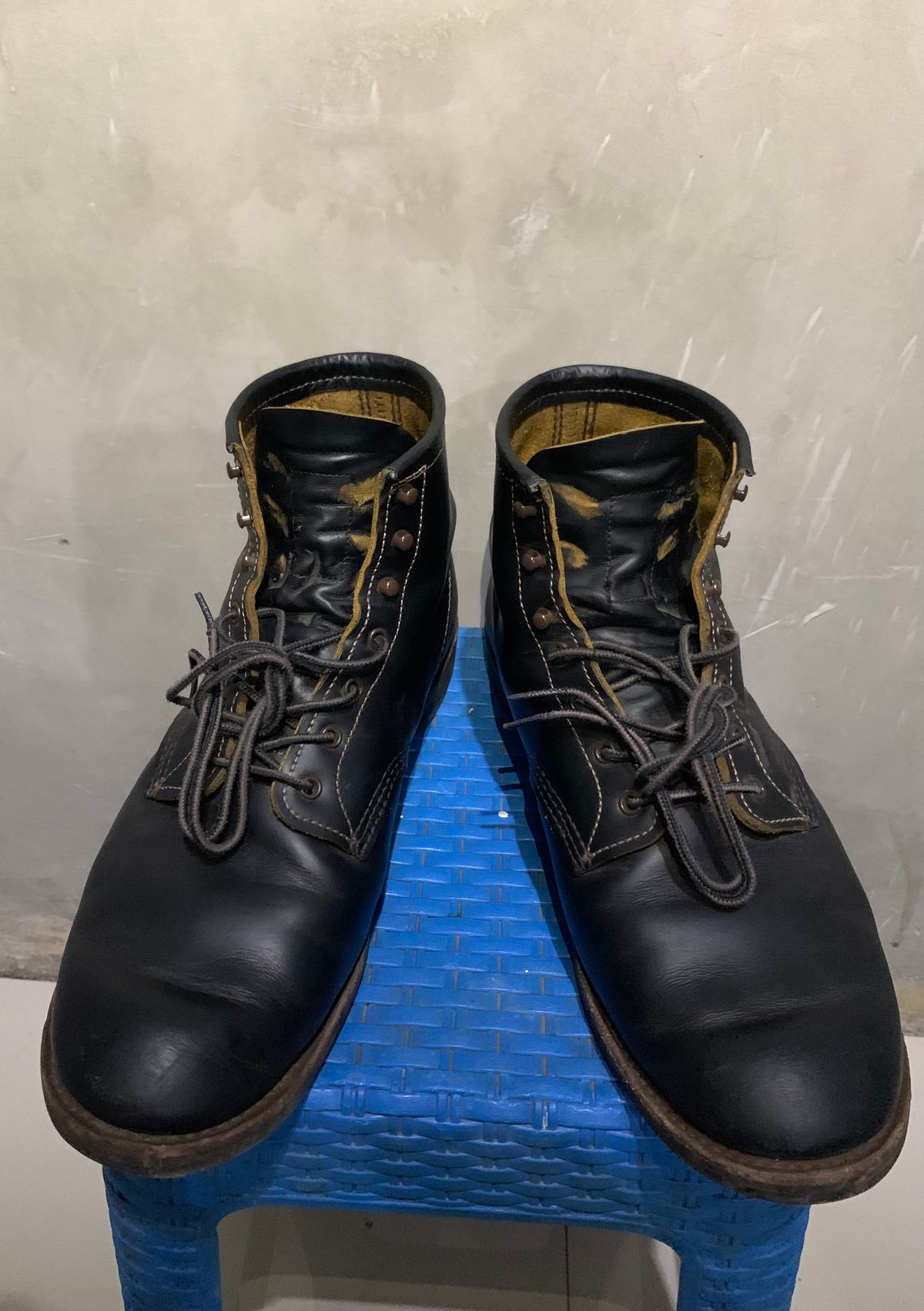Photo by henrylaurensius33 on November 1, 2025 of the Redwing 9060 Type 1 Service Boot in S.B. Foot Black Klondike.