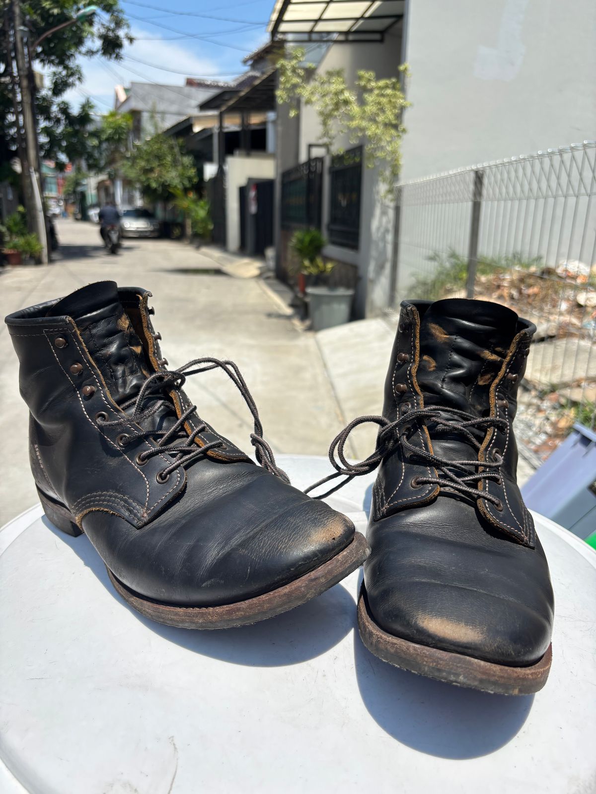 Photo by henrylaurensius33 on December 5, 2025 of the Redwing 9060 Type 1 Service Boot in S.B. Foot Black Klondike.