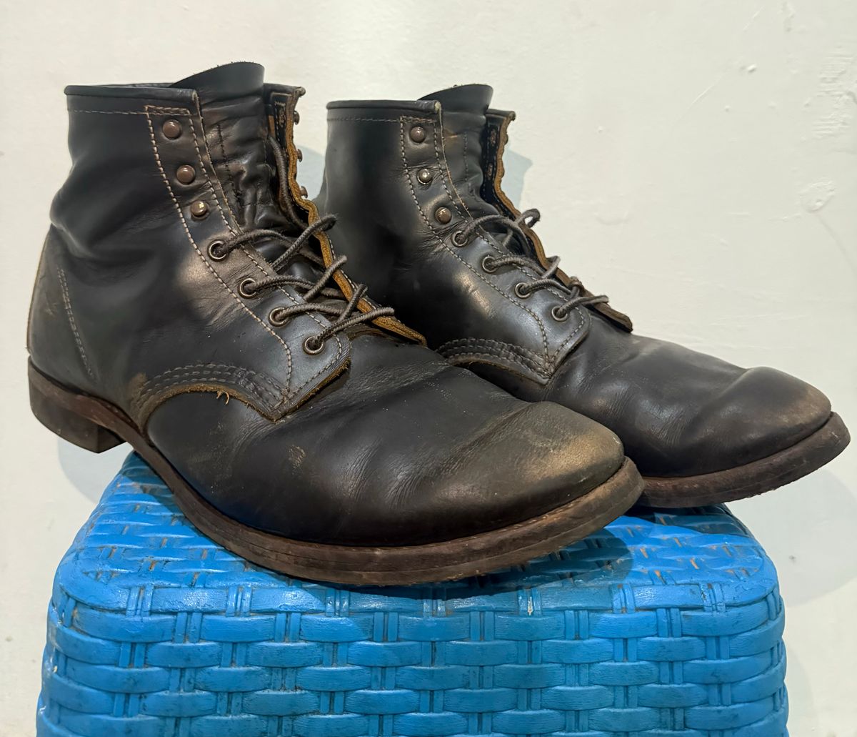 Photo by henrylaurensius33 on February 4, 2026 of the Redwing 9060 Type 1 Service Boot in S.B. Foot Black Klondike.