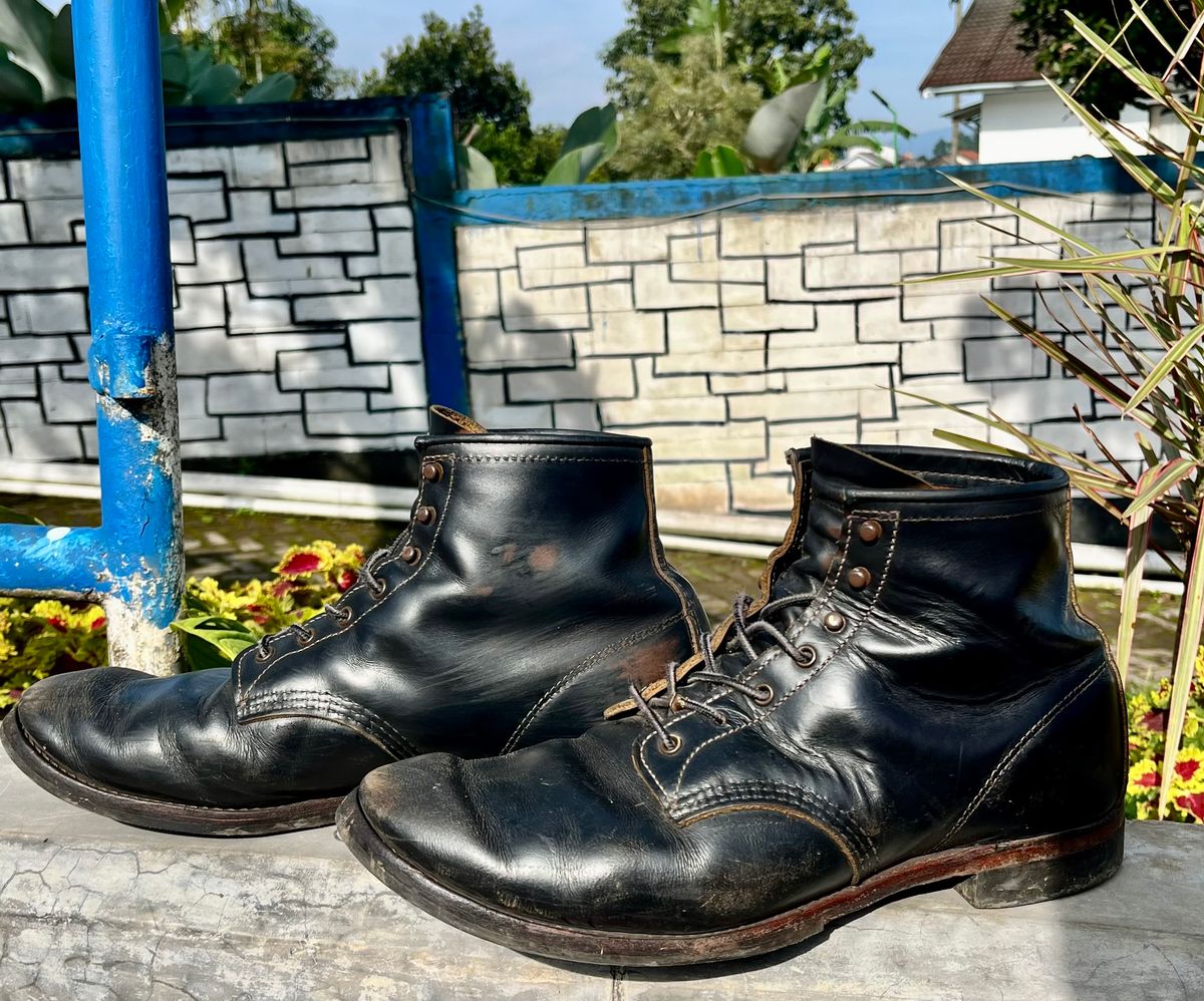 Photo by henrylaurensius33 on April 5, 2026 of the Redwing 9060 Type 1 Service Boot in S.B. Foot Black Klondike.