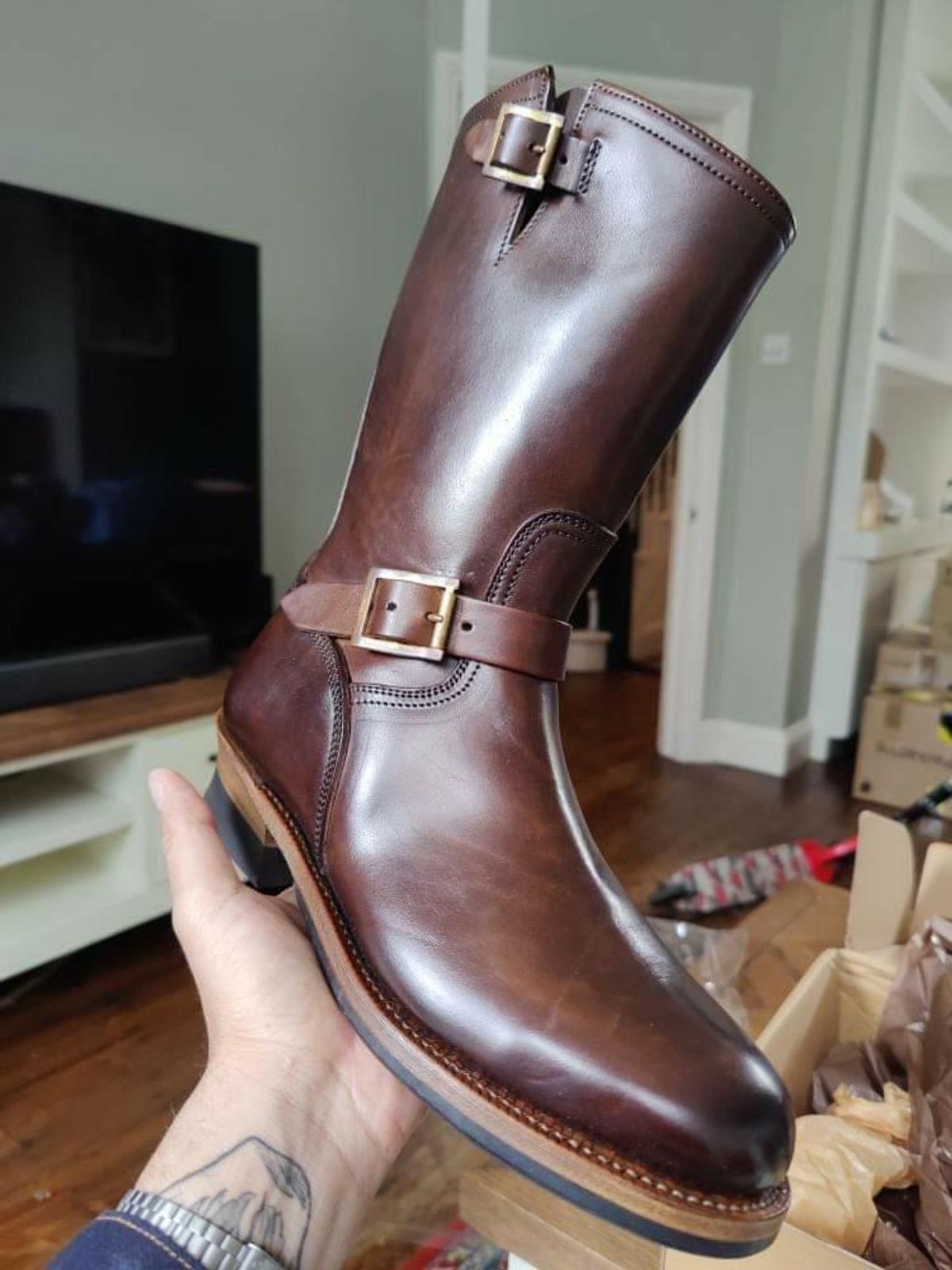 Photo by gilad on January 21, 2022 of the Motor Dress Engineer in Antique Brown Italian Horsebutt.