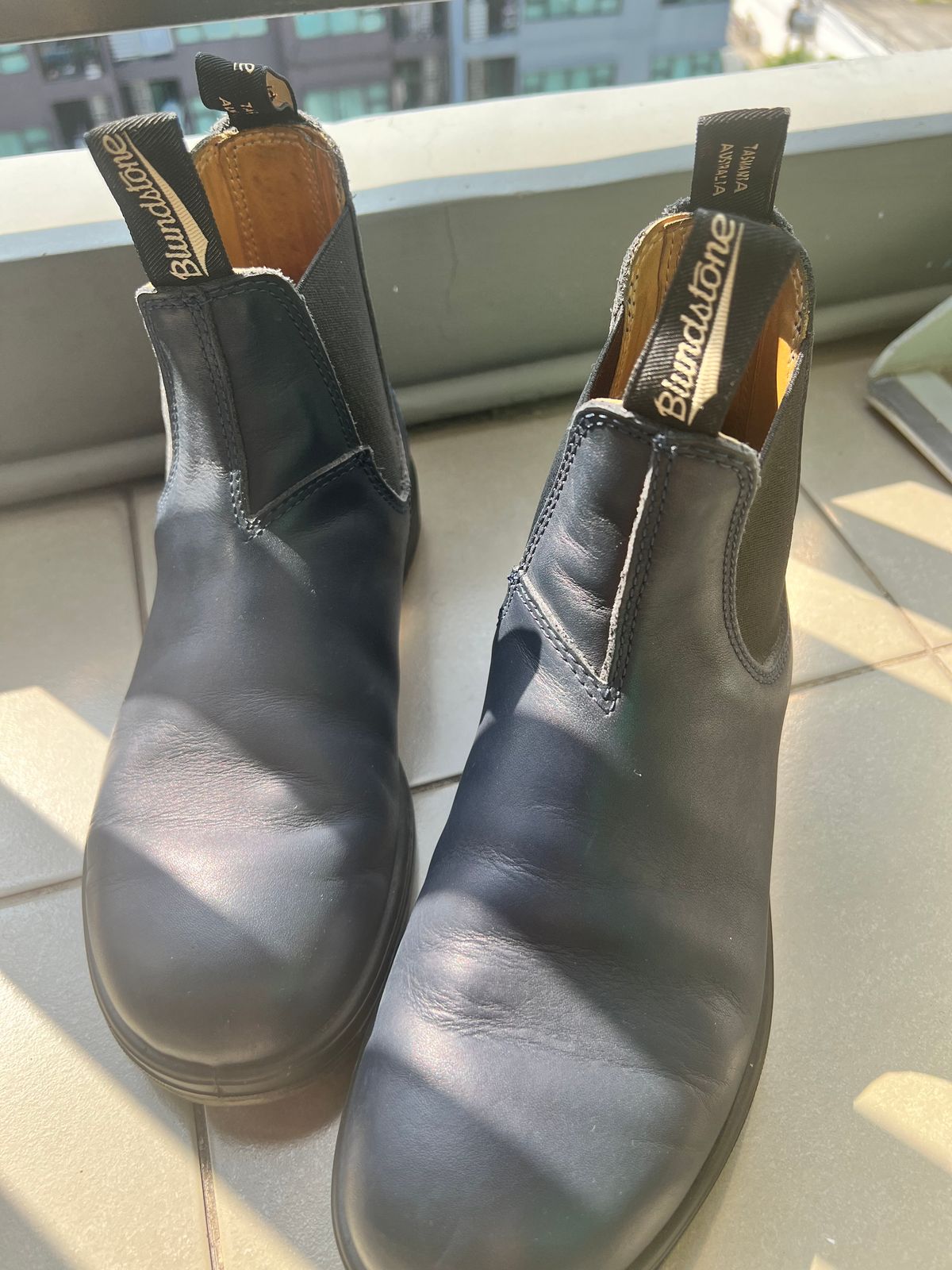 Photo by butcheredman on November 3, 2023 of the Blundstone Classic in Blundstone / Navy.