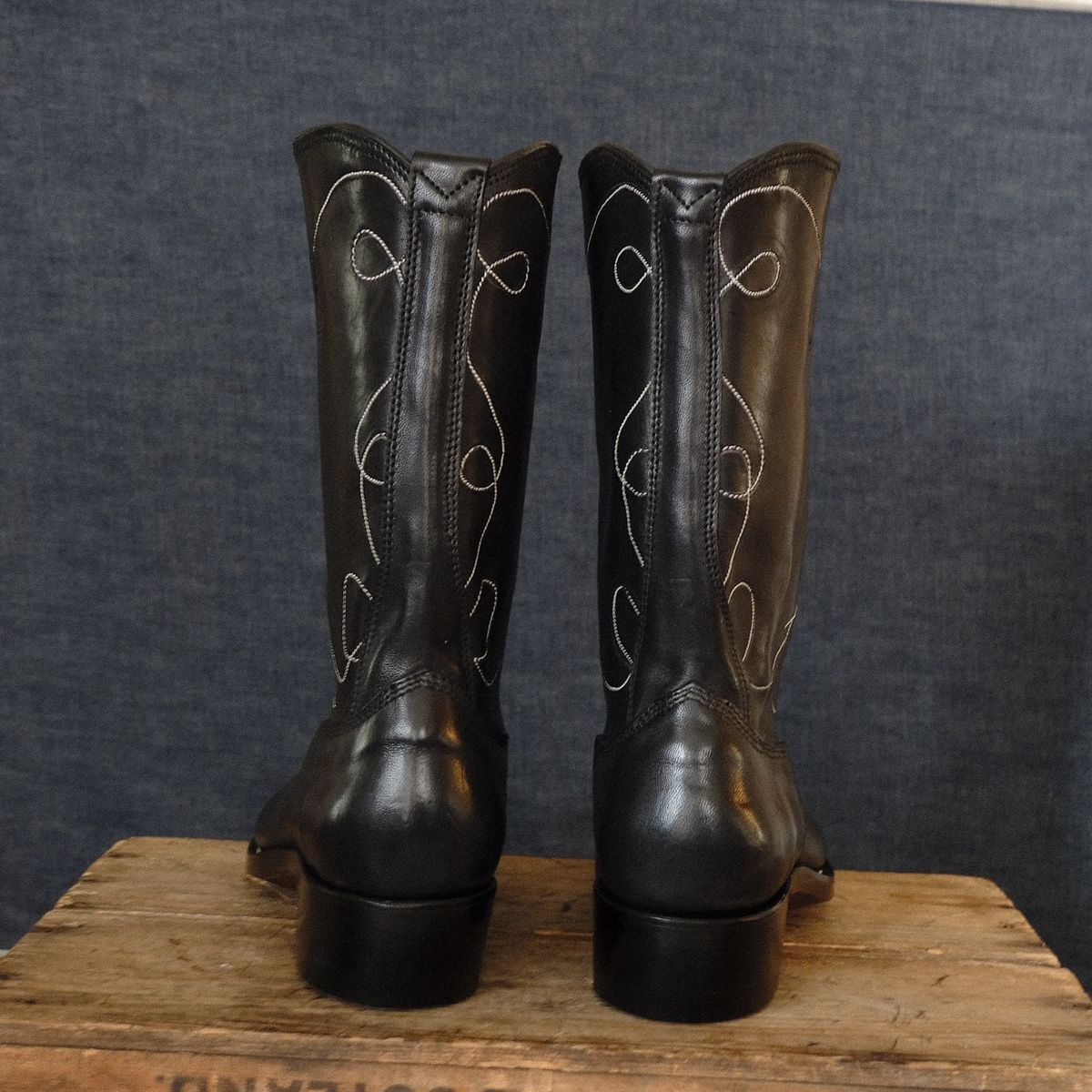 Photo by moistboots on November 1, 2025 of the Unsung Modified Coachman in Horween Natural Chelsea.