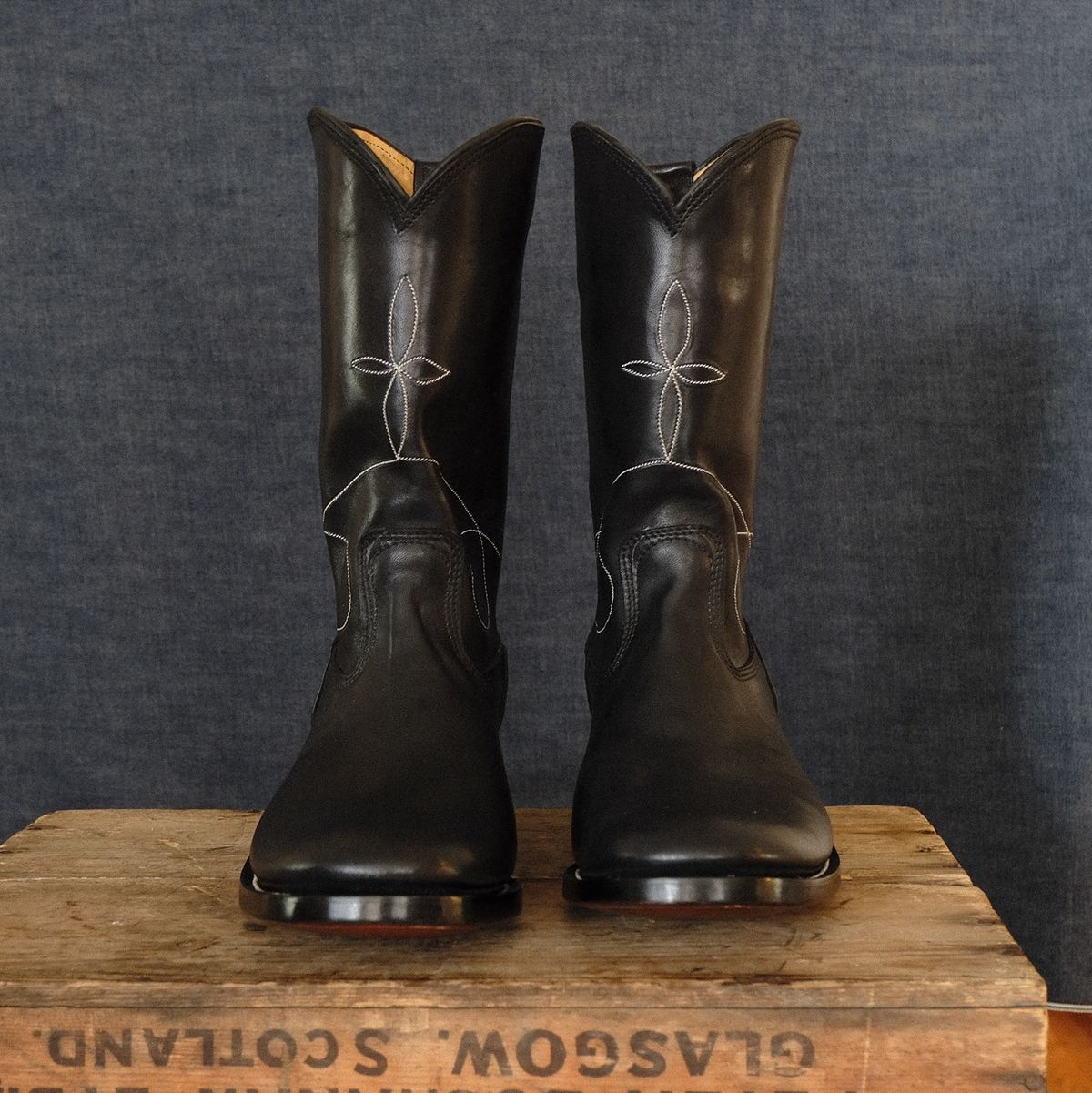 Photo by moistboots on November 1, 2025 of the Unsung Modified Coachman in Horween Natural Chelsea.