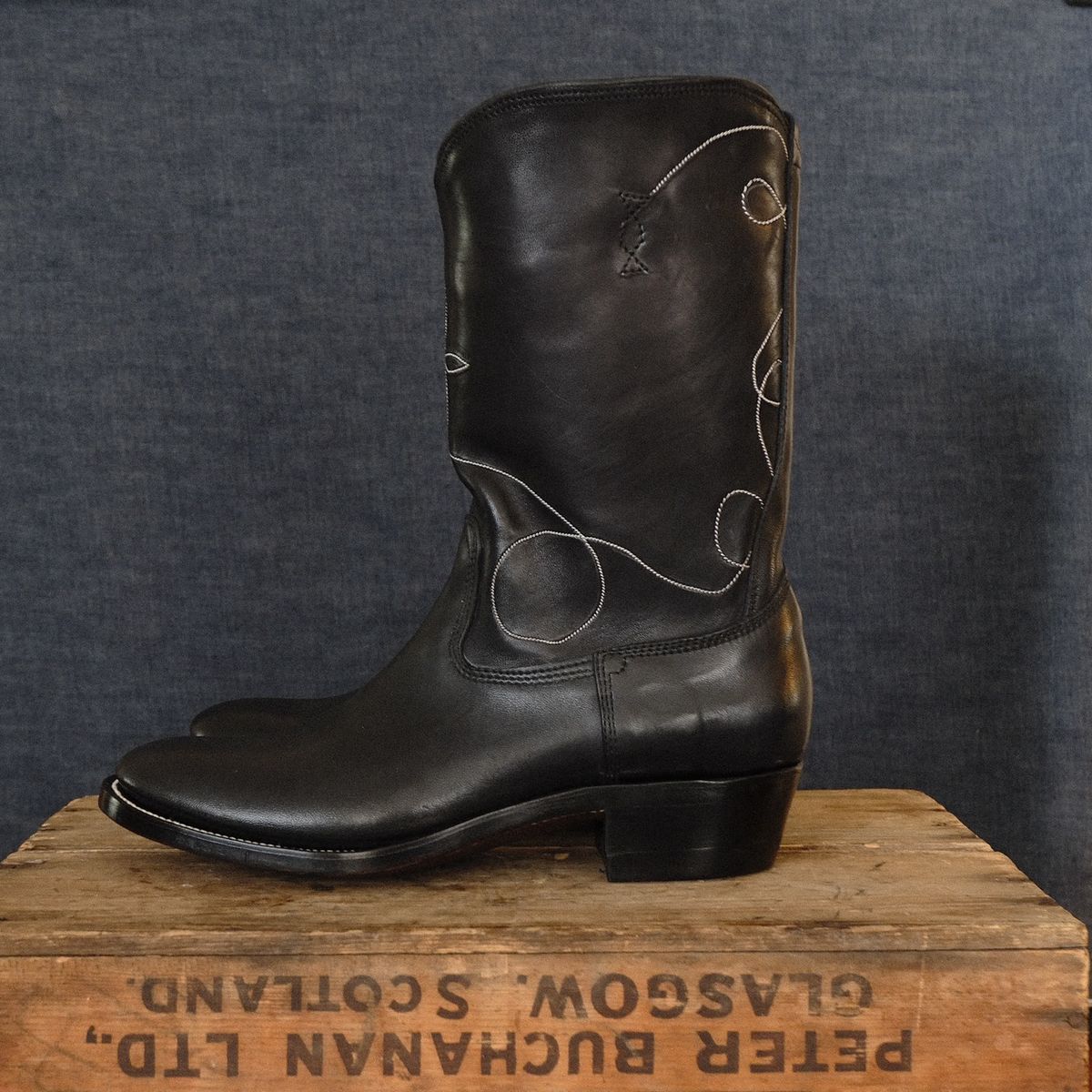 Photo by moistboots on November 1, 2025 of the Unsung Modified Coachman in Horween Natural Chelsea.