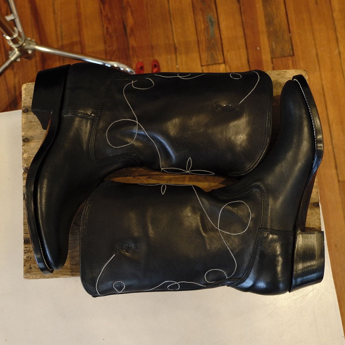 Photo by moistboots on November 1, 2025 of the Unsung Modified Coachman in Horween Natural Chelsea.