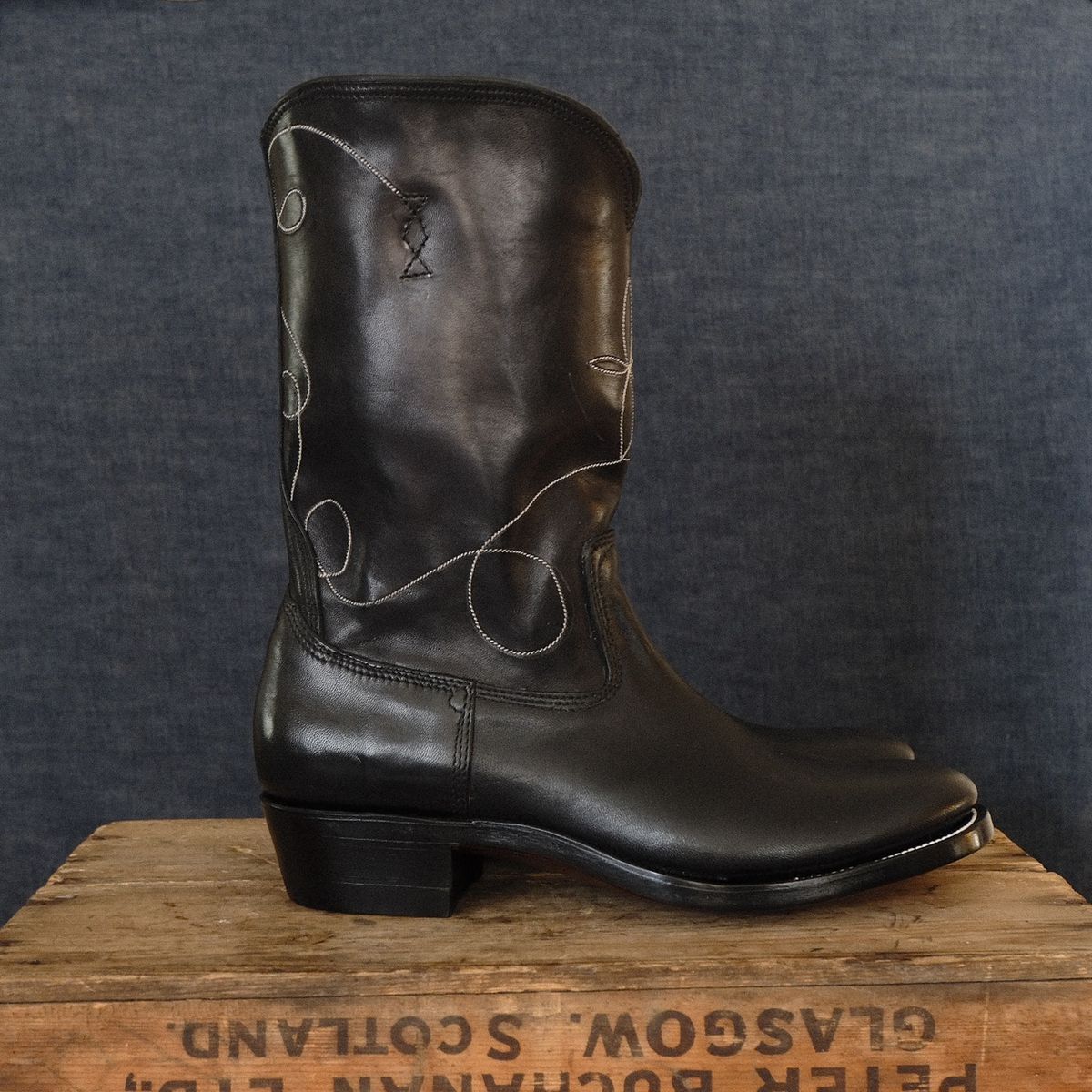 Photo by moistboots on November 1, 2025 of the Unsung Modified Coachman in Horween Natural Chelsea.