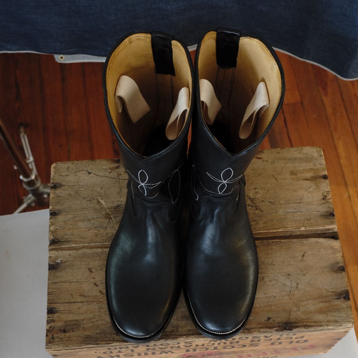 Photo by moistboots on November 1, 2025 of the Unsung Modified Coachman in Horween Natural Chelsea.