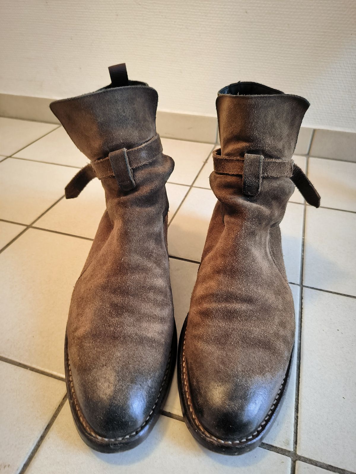 Photo by foppelland on November 22, 2024 of the Thursday Rogue in Mocha WeatherSafe Suede.