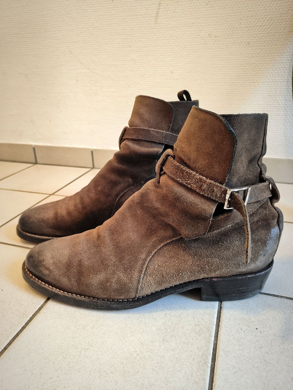 Photo by foppelland on November 22, 2024 of the Thursday Rogue in Mocha WeatherSafe Suede.