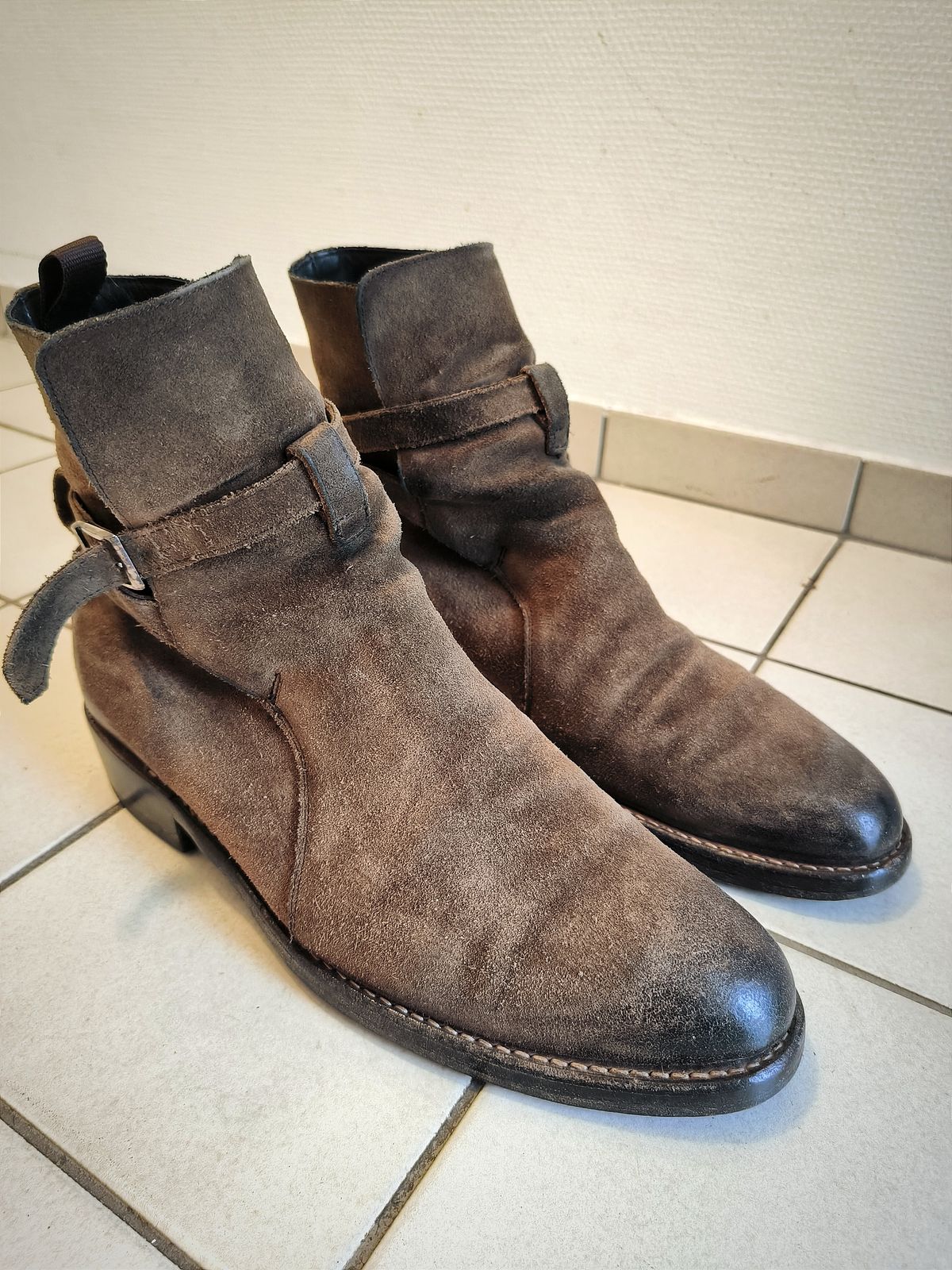 Photo by foppelland on November 22, 2024 of the Thursday Rogue in Mocha WeatherSafe Suede.