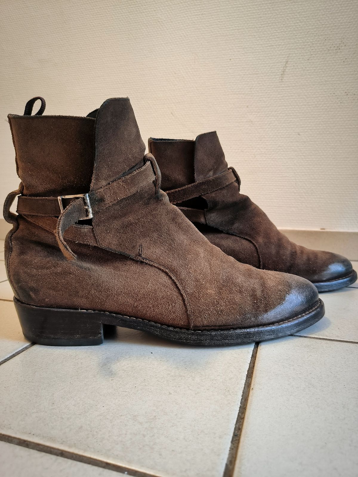 Photo by foppelland on November 22, 2024 of the Thursday Rogue in Mocha WeatherSafe Suede.