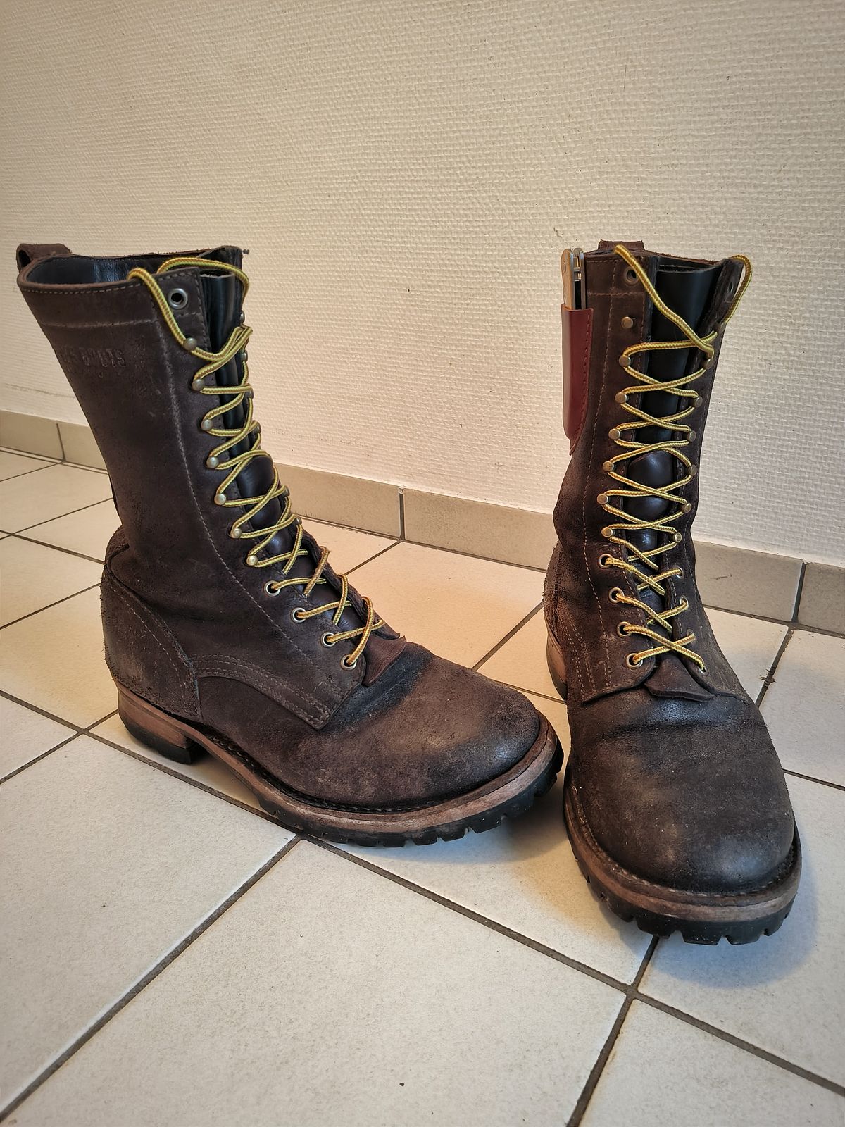 Photo by foppelland on November 22, 2024 of the Drew's Boots 10-Inch Logger in Brown Roughout.