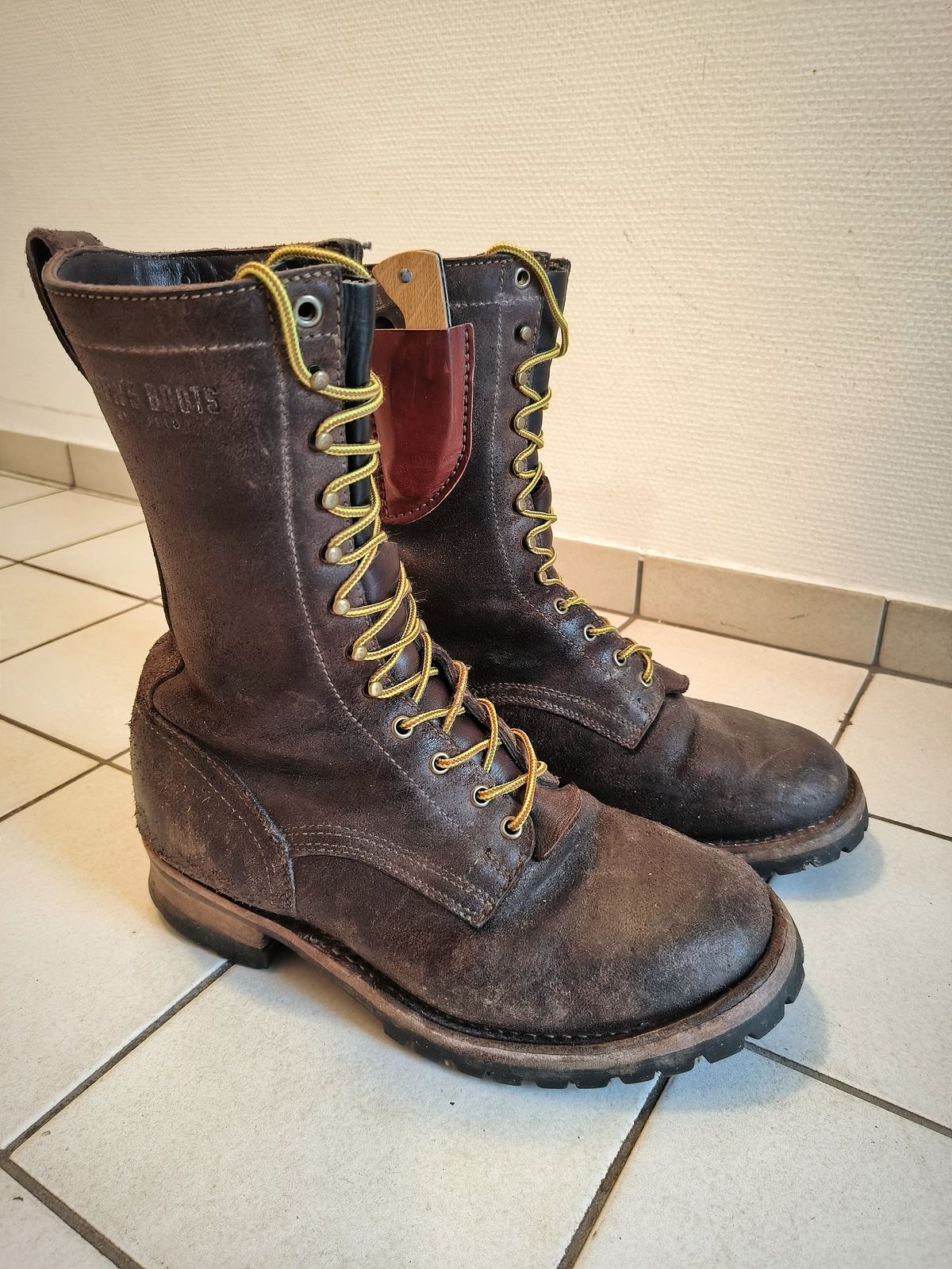 Photo by foppelland on November 22, 2024 of the Drew's Boots 10-Inch Logger in Brown Roughout.