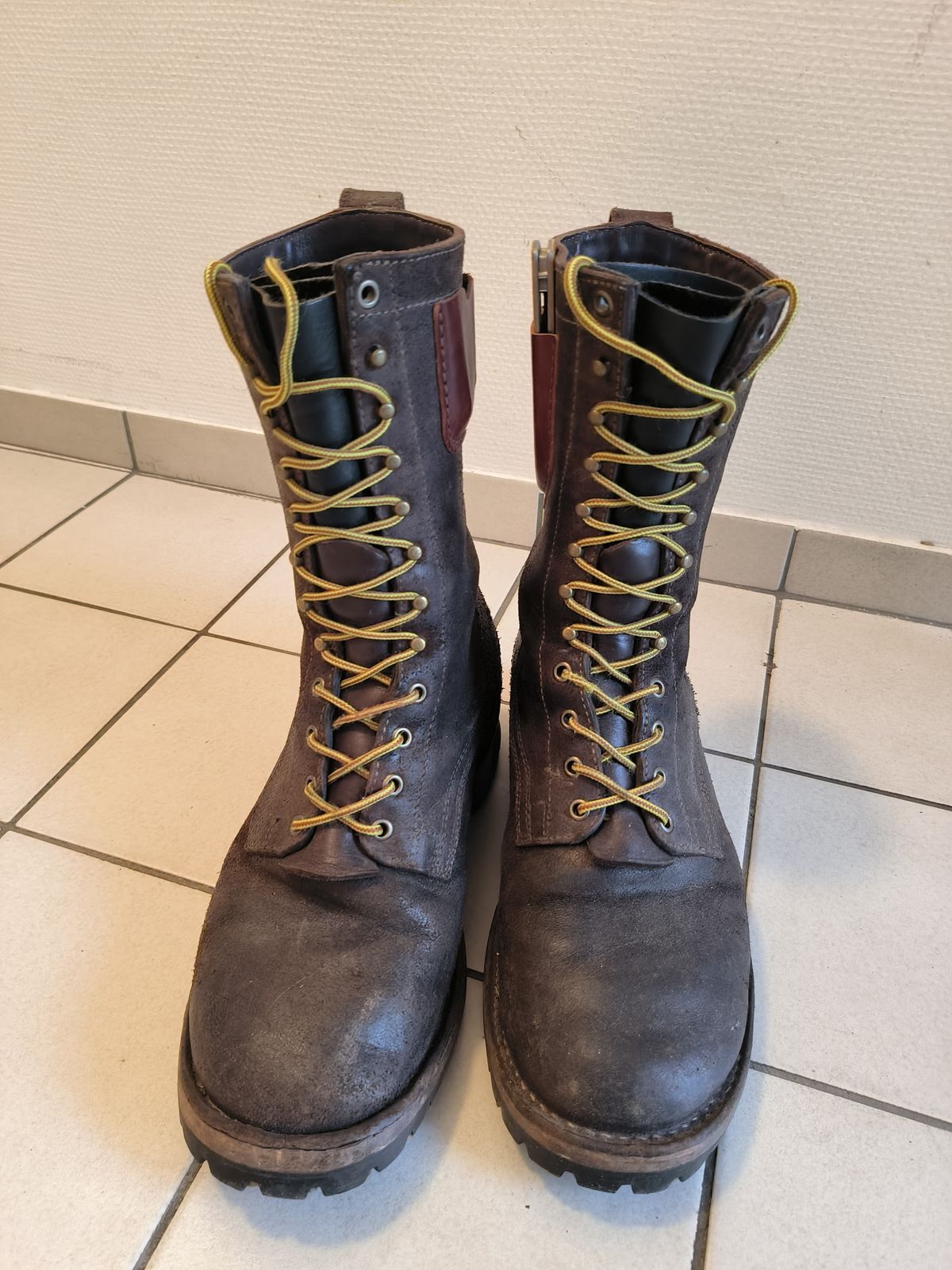 Photo by foppelland on November 22, 2024 of the Drew's Boots 10-Inch Logger in Brown Roughout.