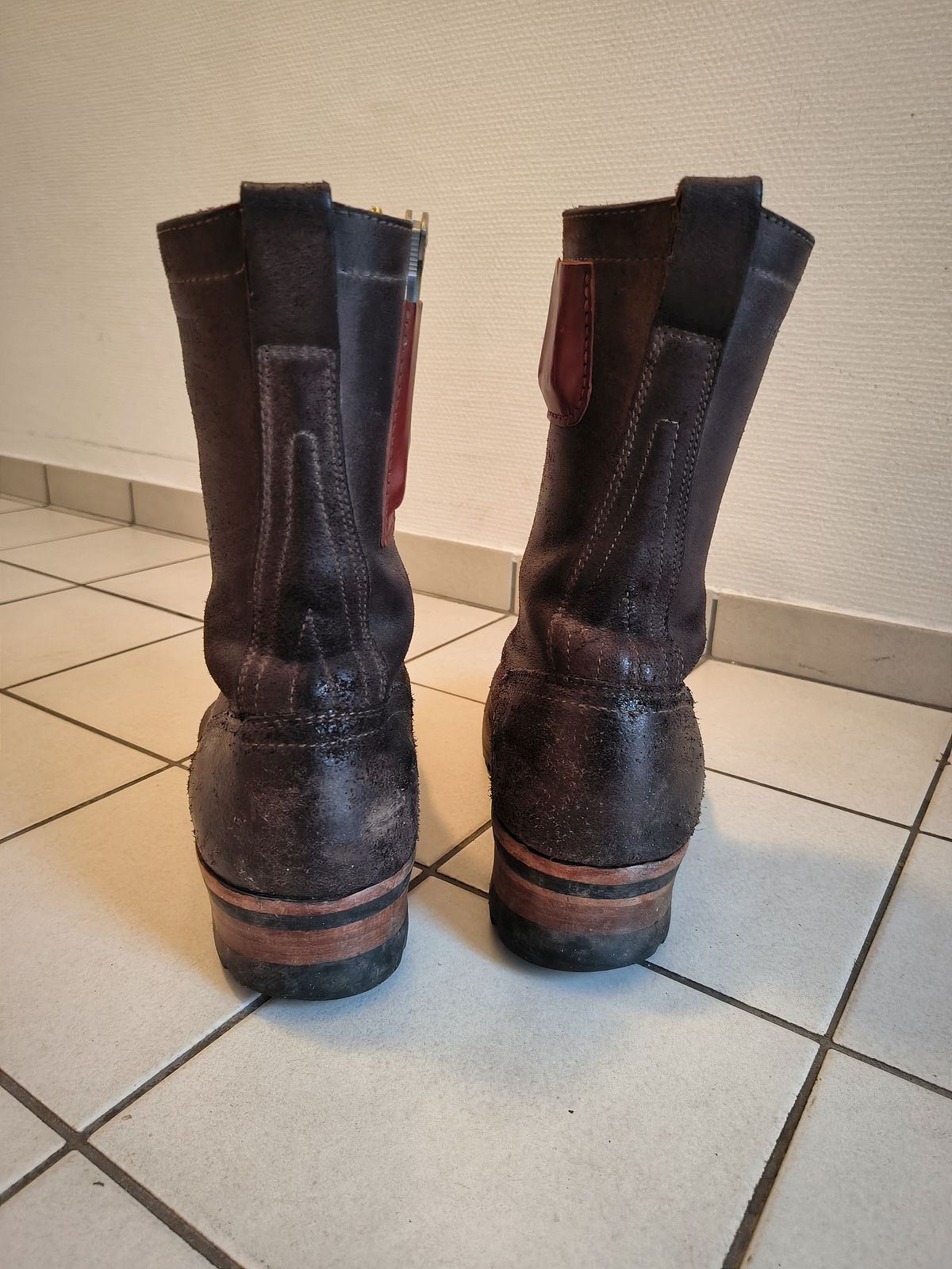 Photo by foppelland on November 22, 2024 of the Drew's Boots 10-Inch Logger in Brown Roughout.