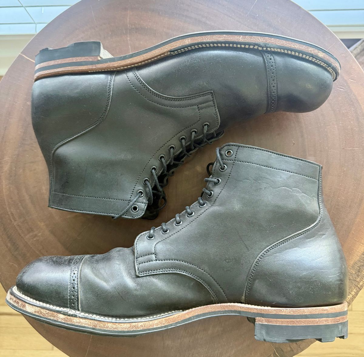 Photo by zeroremain on April 12, 2025 of the Viberg Service Boot BCT in Maryam Black Waxed Horsebutt.