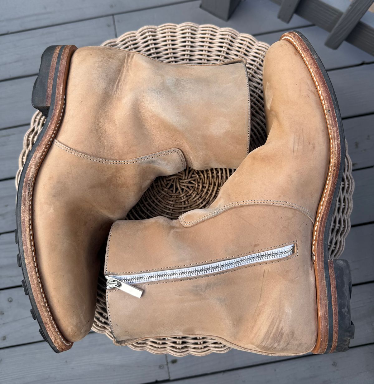 Photo by zeroremain on January 1, 2026 of the Viberg Side Zip in Maryam Light Grey Horsebutt.