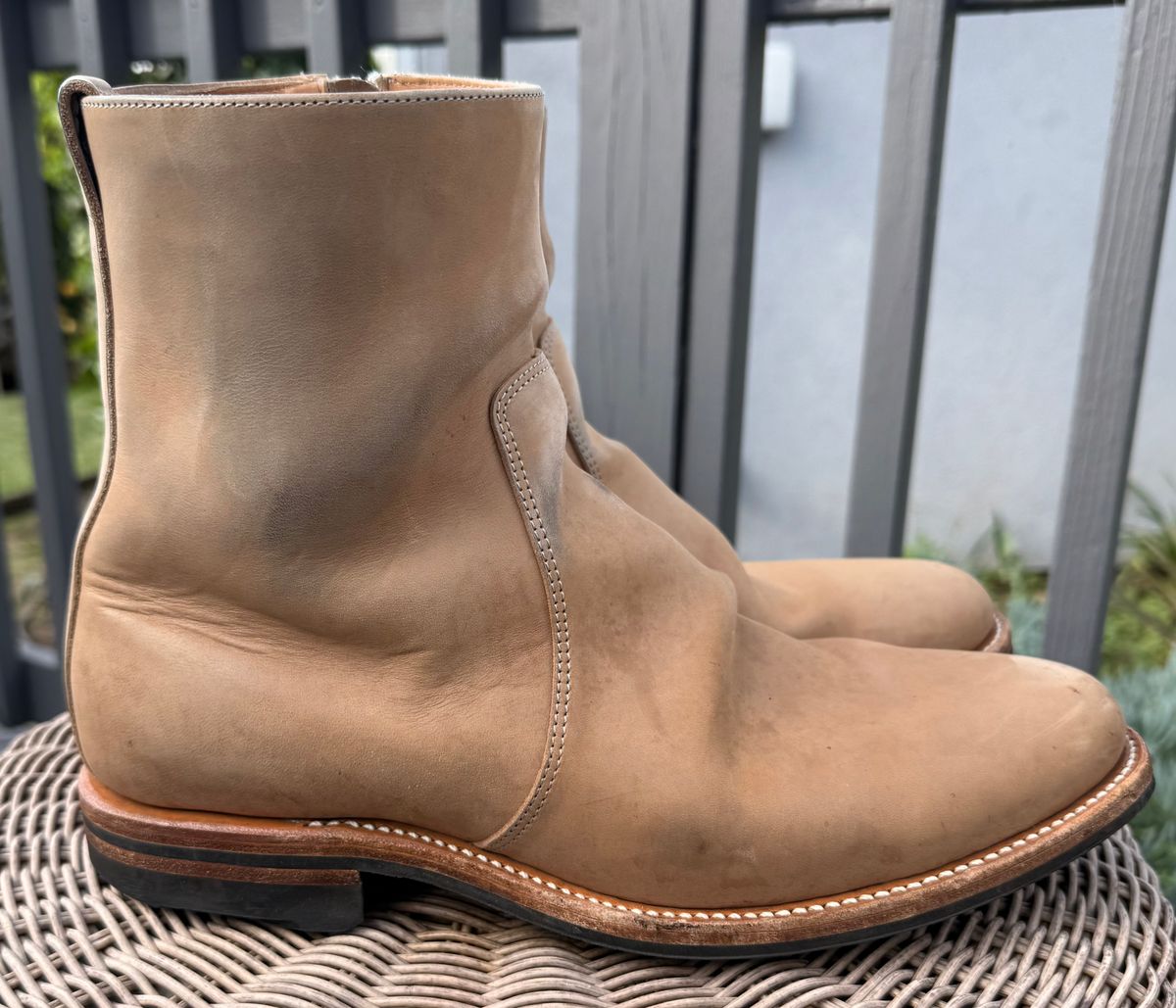 Photo by zeroremain on January 1, 2026 of the Viberg Side Zip in Maryam Light Grey Horsebutt.