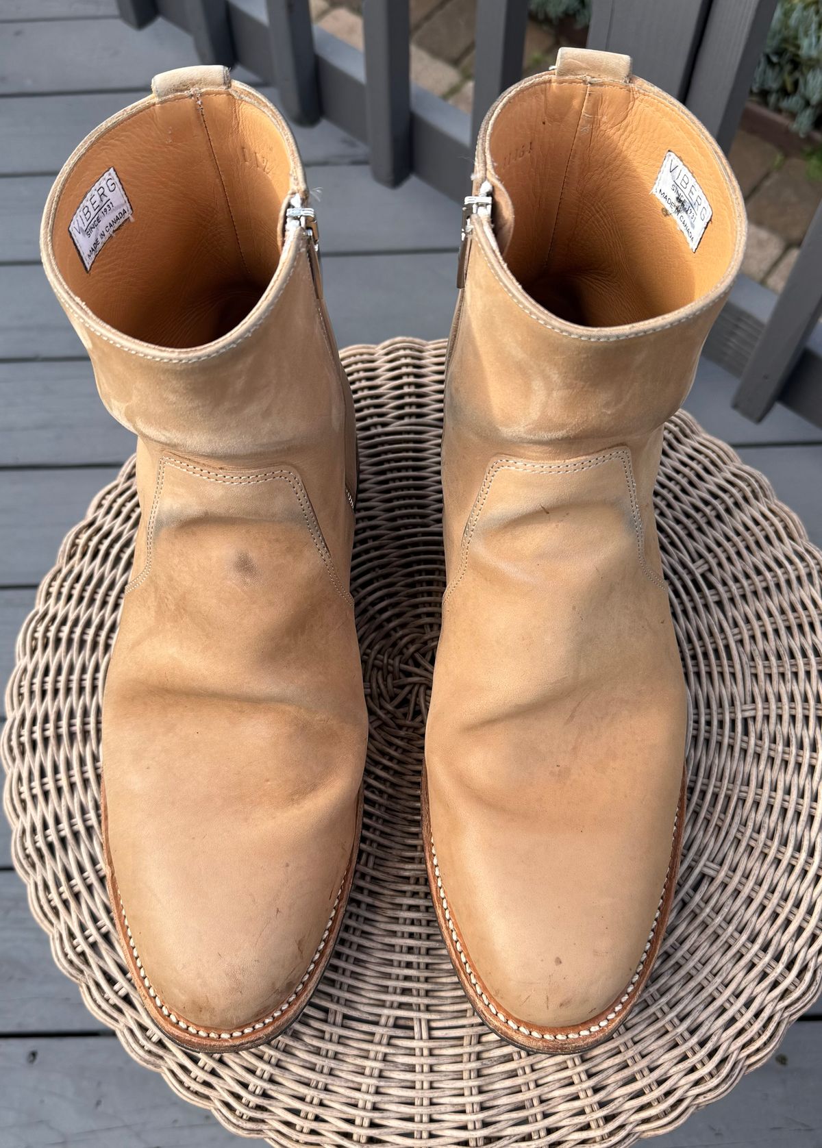 Photo by zeroremain on January 1, 2026 of the Viberg Side Zip in Maryam Light Grey Horsebutt.