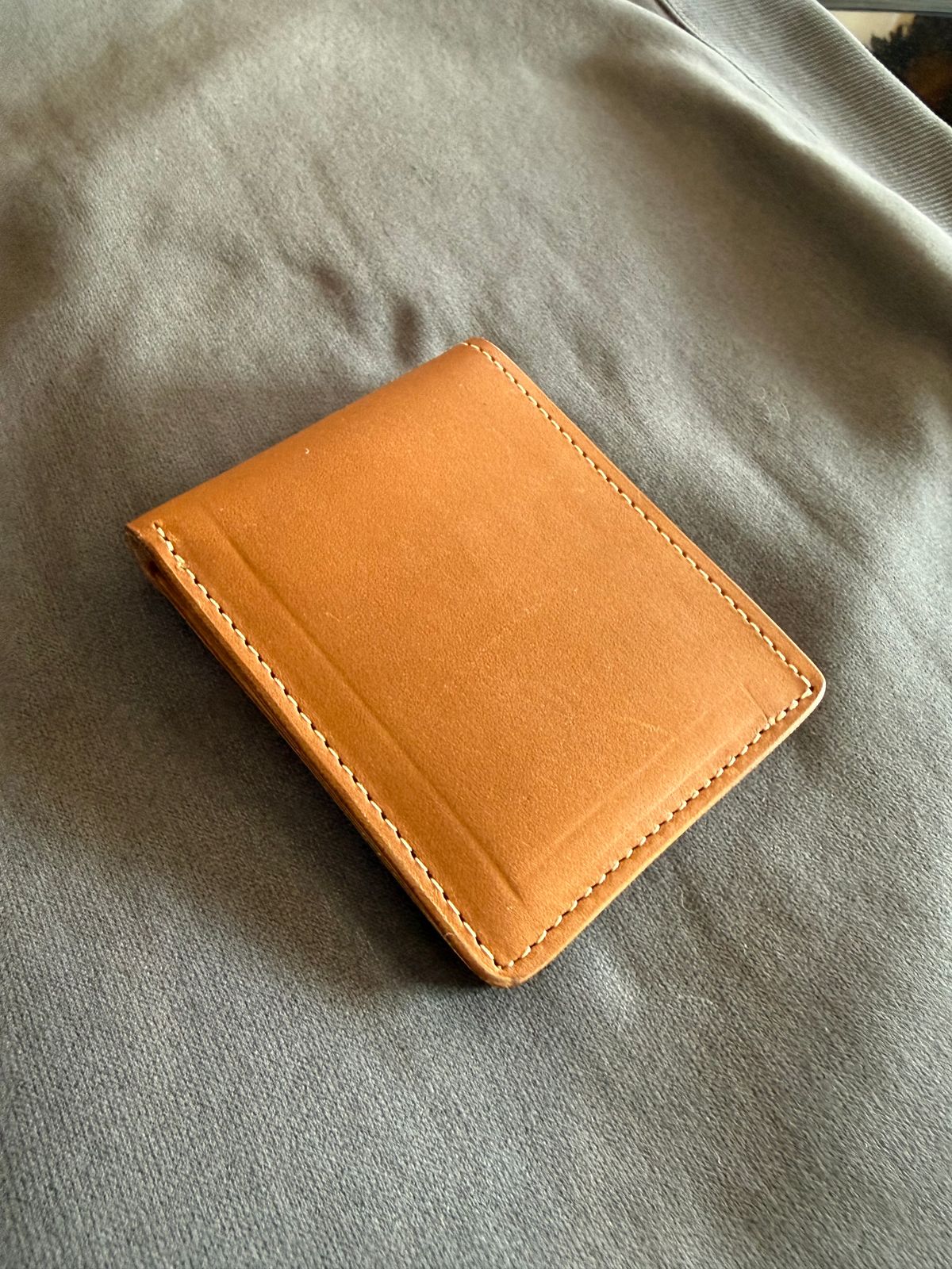 Photo by Mirswith95 on September 20, 2025 of the Ashland Leather Johnny The Fox Wallet in Horween English Tan Dublin.