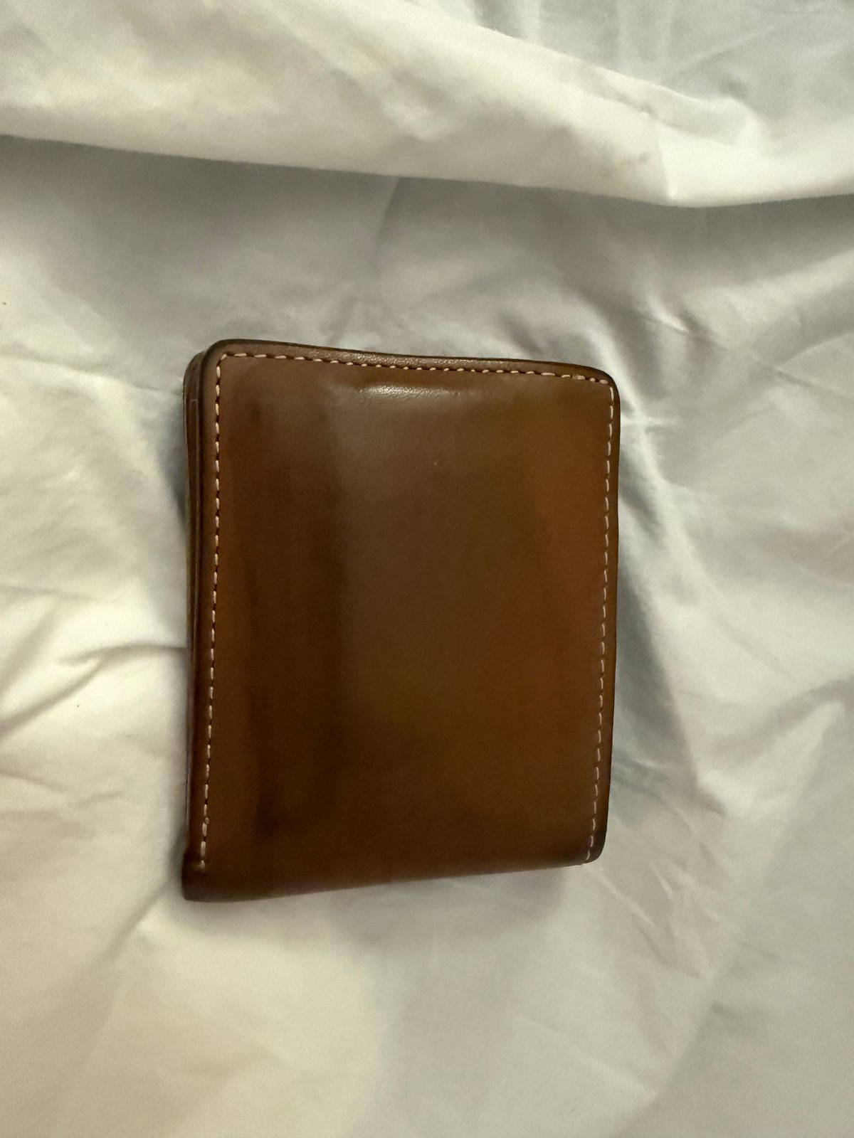 Photo by Mirswith95 on December 3, 2025 of the Ashland Leather Johnny The Fox Wallet in Horween English Tan Dublin.