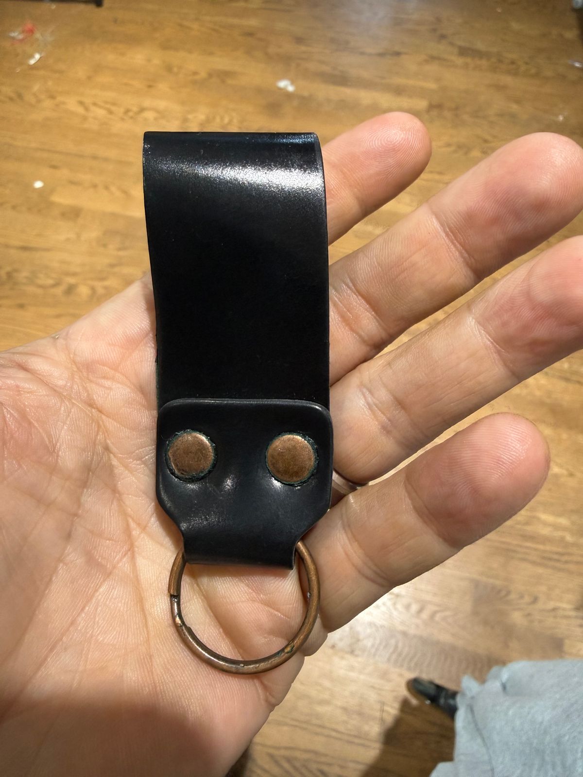 Photo by Mirswith95 on September 25, 2025 of the Ashland Leather Belt Loop Key Ring in Horween Black Shell Cordovan.