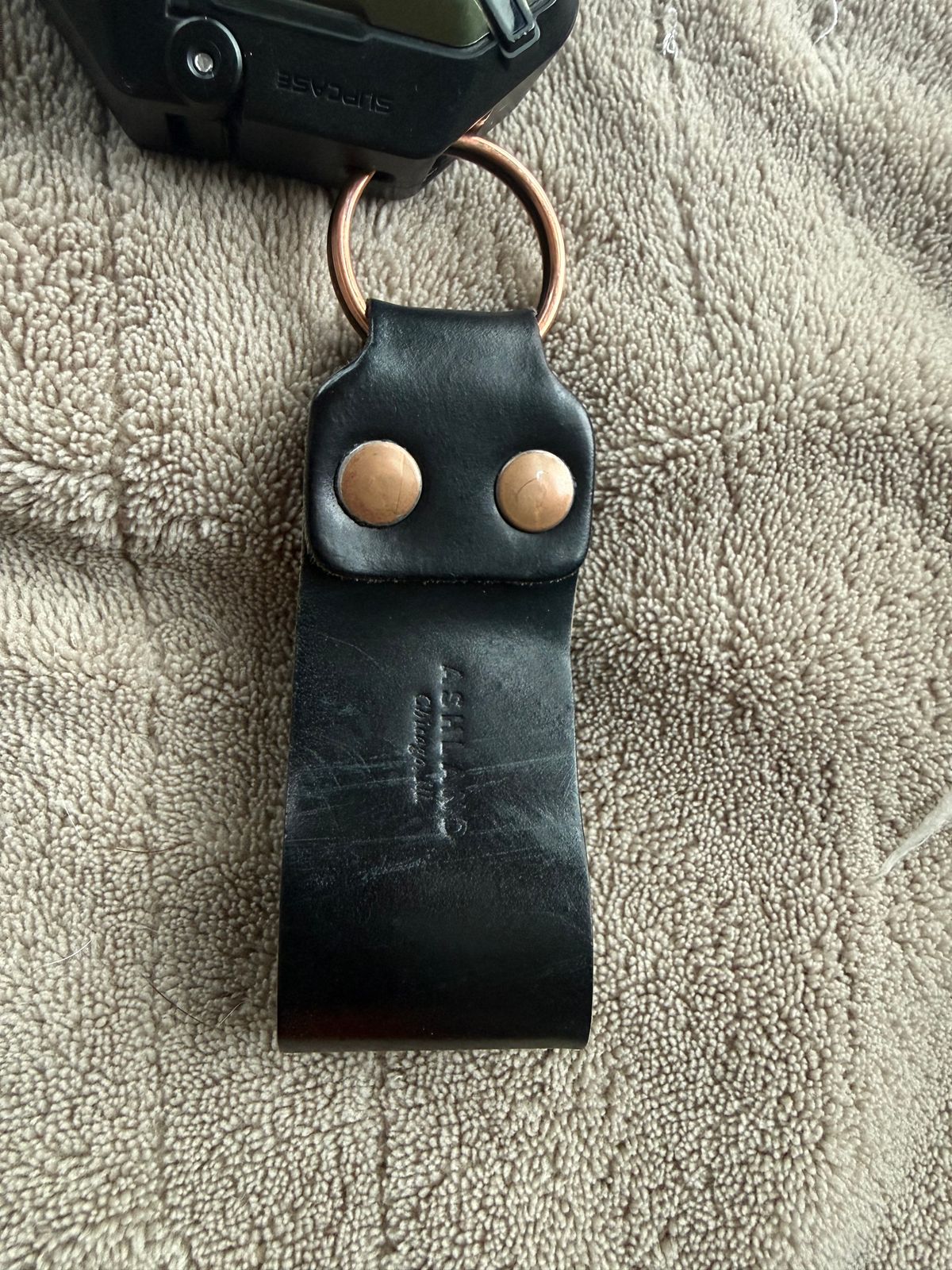 Photo by Mirswith95 on January 2, 2026 of the Ashland Leather Belt Loop Key Ring in Horween Black Shell Cordovan.