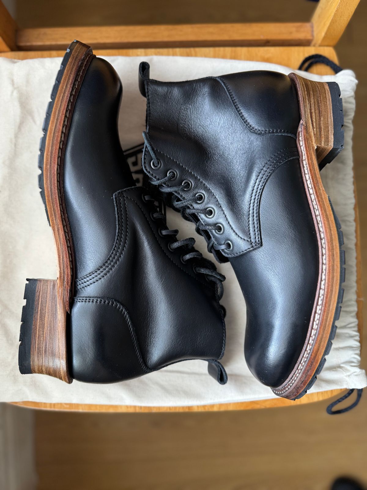 Photo by alexzh25 on September 16, 2025 of the Sandmann Courthouse II in Black Greasy Cowhide.