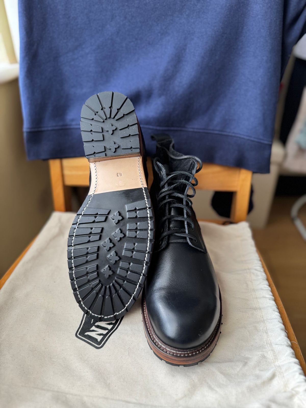 Photo by alexzh25 on September 16, 2025 of the Sandmann Courthouse II in Black Greasy Cowhide.