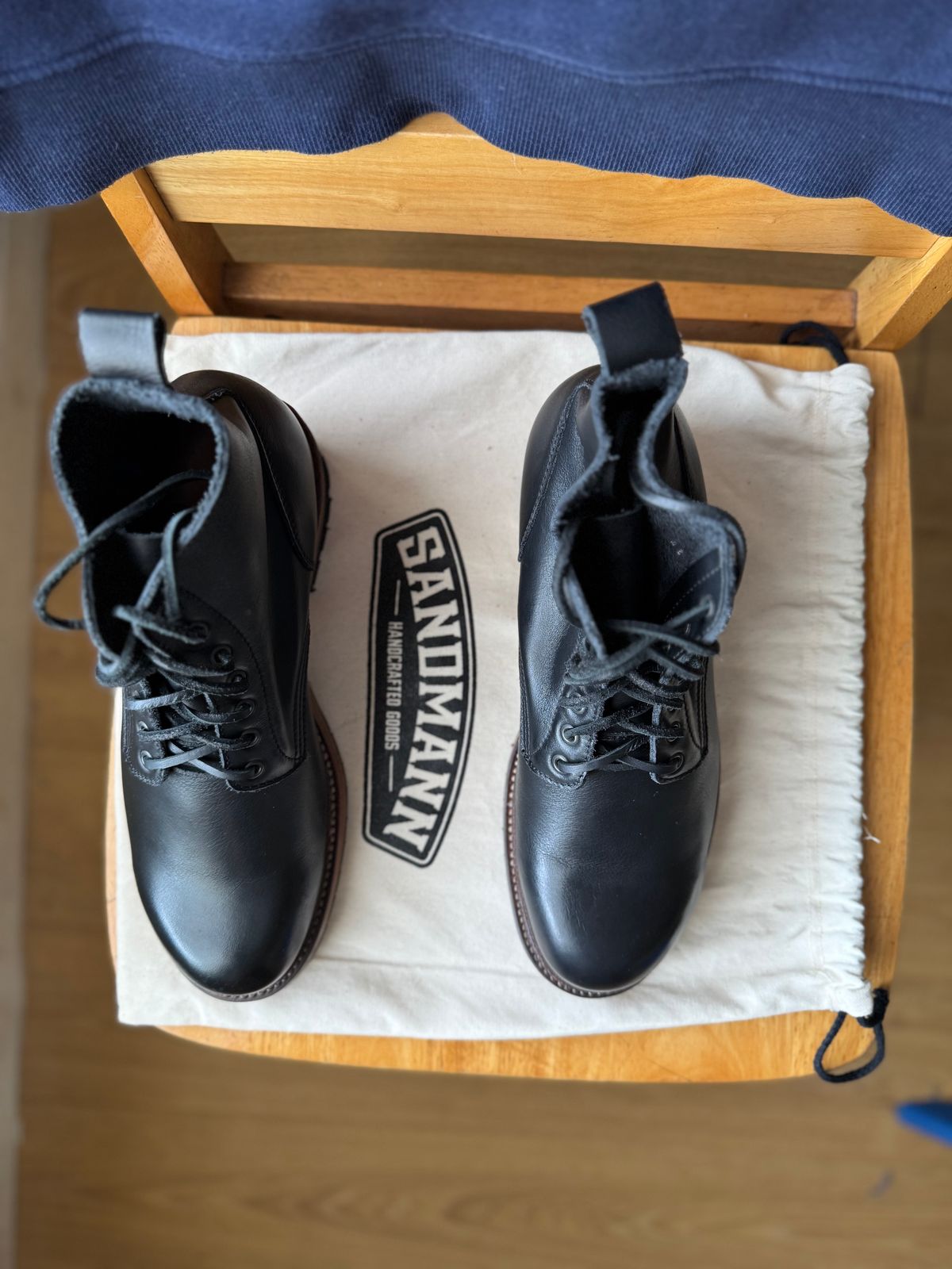 Photo by alexzh25 on September 16, 2025 of the Sandmann Courthouse II in Black Greasy Cowhide.