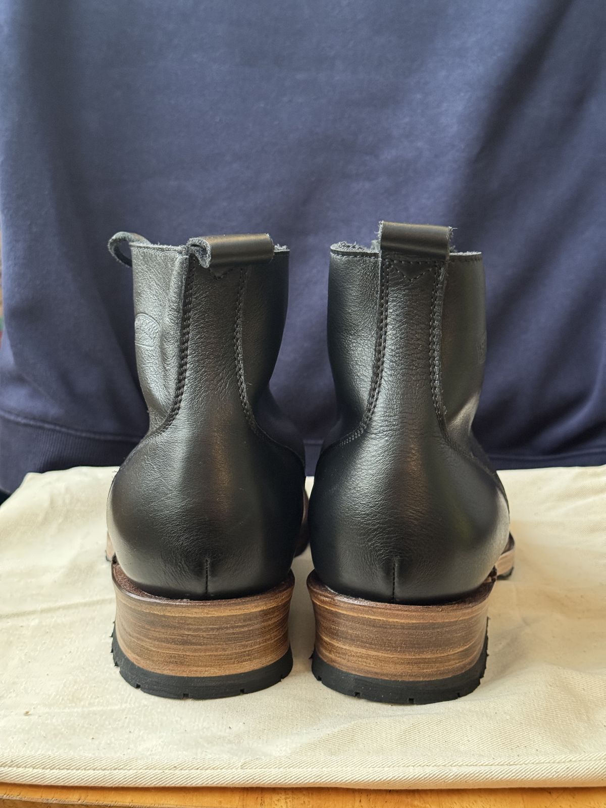 Photo by alexzh25 on October 1, 2025 of the Sandmann Courthouse II in Black Greasy Cowhide.