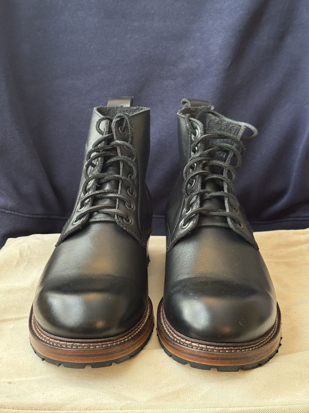 Photo by alexzh25 on October 1, 2025 of the Sandmann Courthouse II in Black Greasy Cowhide.