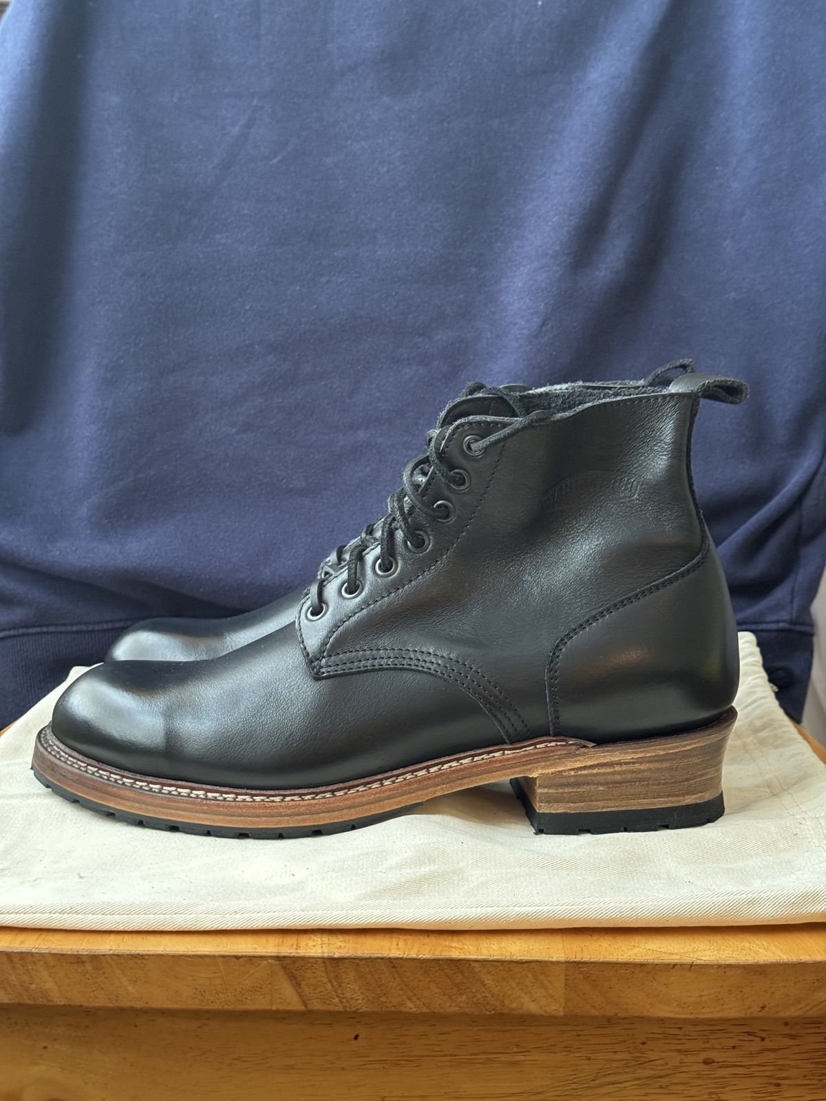 Photo by alexzh25 on October 1, 2025 of the Sandmann Courthouse II in Black Greasy Cowhide.