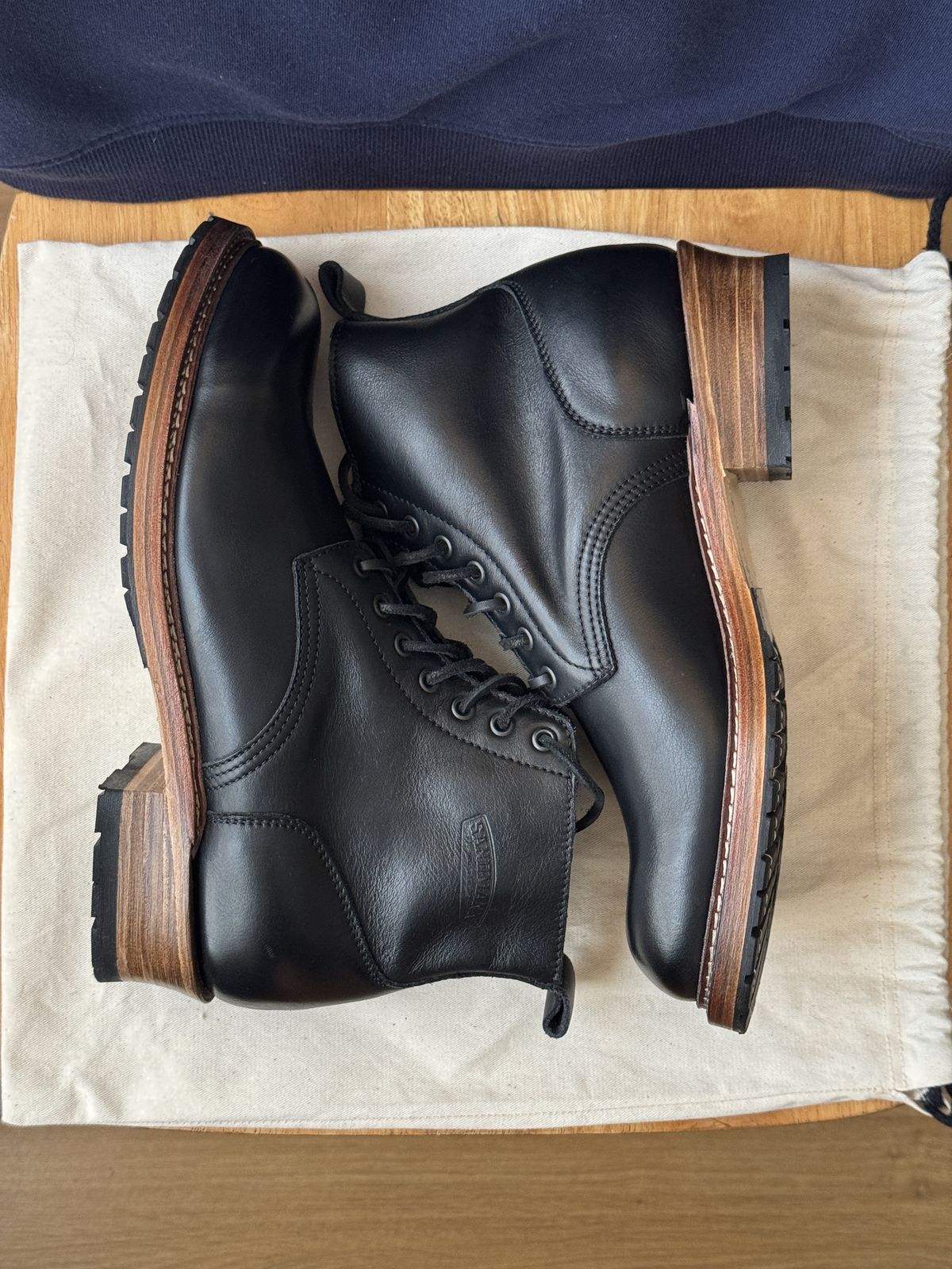 Photo by alexzh25 on October 1, 2025 of the Sandmann Courthouse II in Black Greasy Cowhide.