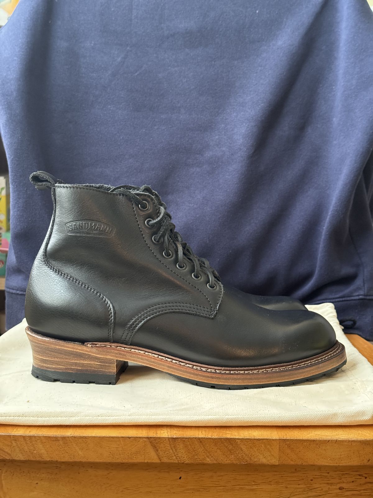 Photo by alexzh25 on October 1, 2025 of the Sandmann Courthouse II in Black Greasy Cowhide.