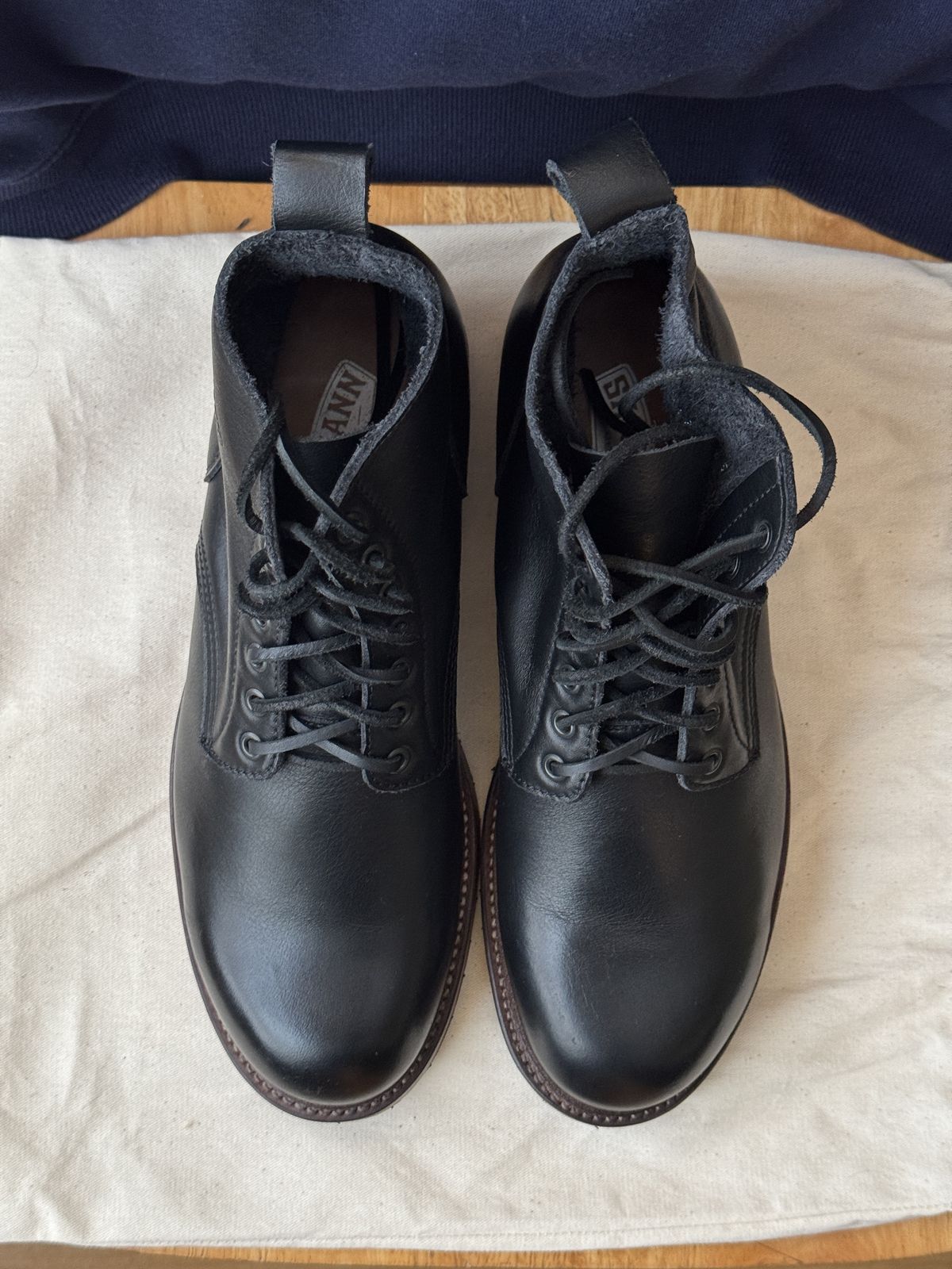 Photo by alexzh25 on October 1, 2025 of the Sandmann Courthouse II in Black Greasy Cowhide.